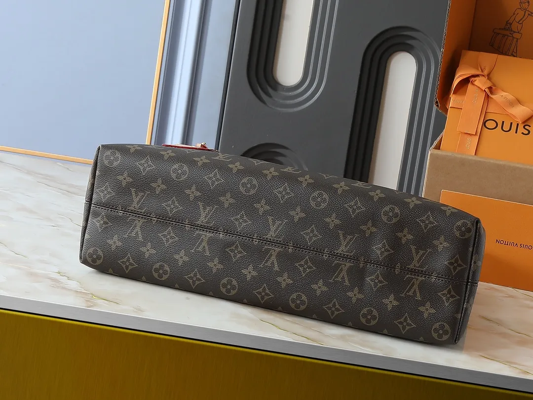 💰260💰Upgraded from the original M25877, this Again handbag is an ingenious reinterpretation of the Artsy handbag launched in 2010. It pays tribute to Louis Vuitton's exquisite craftsmanship with soft Monogram canvas, woven handles and customizable name tags, and is equipped with multiple inner pockets. There's plenty of space to easily store a laptop, and the dazzling hooks make it easy to hang delicate decorations. Dimensions: 53.0 x 30.0 x 15.5 cm (length x height x width)