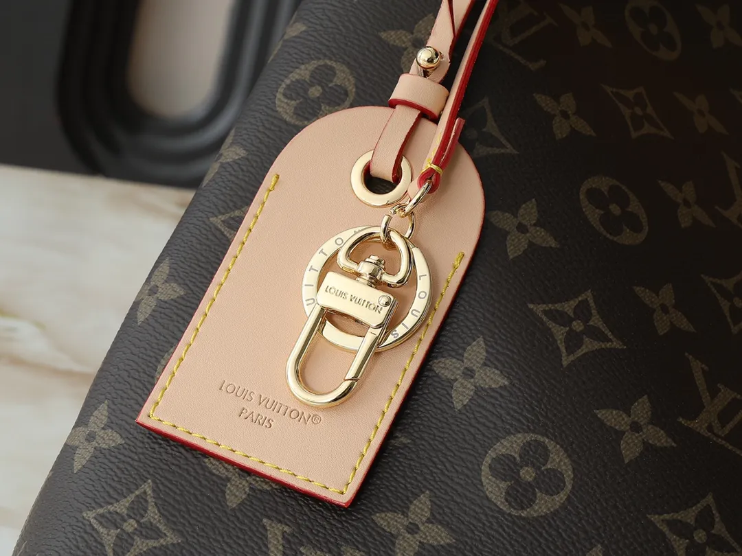 💰260💰Upgraded from the original M25877, this Again handbag is an ingenious reinterpretation of the Artsy handbag launched in 2010. It pays tribute to Louis Vuitton's exquisite craftsmanship with soft Monogram canvas, woven handles and customizable name tags, and is equipped with multiple inner pockets. There's plenty of space to easily store a laptop, and the dazzling hooks make it easy to hang delicate decorations. Dimensions: 53.0 x 30.0 x 15.5 cm (length x height x width)