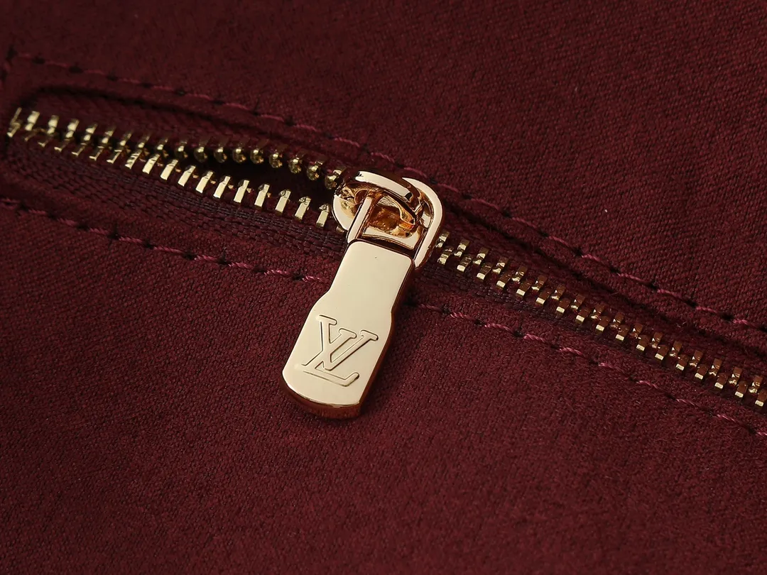 💰260💰Upgraded from the original M25877, this Again handbag is an ingenious reinterpretation of the Artsy handbag launched in 2010. It pays tribute to Louis Vuitton's exquisite craftsmanship with soft Monogram canvas, woven handles and customizable name tags, and is equipped with multiple inner pockets. There's plenty of space to easily store a laptop, and the dazzling hooks make it easy to hang delicate decorations. Dimensions: 53.0 x 30.0 x 15.5 cm (length x height x width)