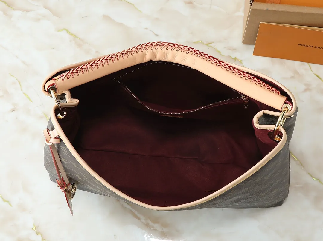 💰260💰Upgraded from the original M25877, this Again handbag is an ingenious reinterpretation of the Artsy handbag launched in 2010. It pays tribute to Louis Vuitton's exquisite craftsmanship with soft Monogram canvas, woven handles and customizable name tags, and is equipped with multiple inner pockets. There's plenty of space to easily store a laptop, and the dazzling hooks make it easy to hang delicate decorations. Dimensions: 53.0 x 30.0 x 15.5 cm (length x height x width)