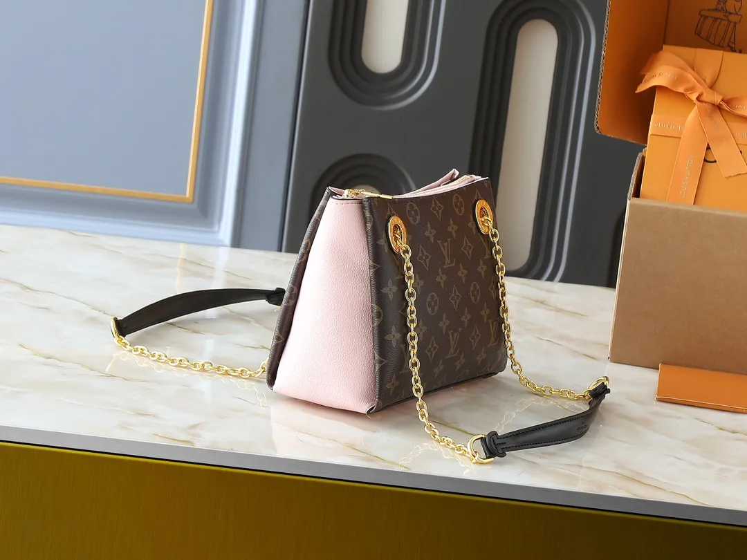 💰260💰Upgraded from the original M43775 M43776 M43777 M43750 This SURENE BB handbag Louis Vuitton's new Surene BB handbag is made of Monogram canvas and grained calfskin, and is equipped with a gold sliding bag chain. Gold metal trim and eye-catching leather trim make it more neat and fashionable. Lightweight, practical, comfortable to carry, easy to match, ideal for fashionable and casual looks. Dimensions: 24.0x 17.0x 11.0 cm
