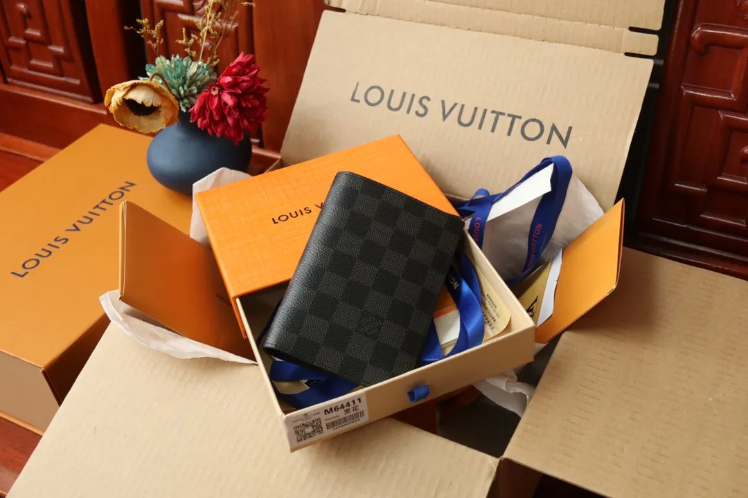 Original order M64501 passport holder 💰240 An excellent companion for fashionable travel. Lined with luxurious grained calfskin and featuring a multi-compartment interior, this is a classic travel accessory. The image of a giraffe carrying a gorgeous Louis Vuitton handbag and making a shopping spree transforms this elegant passport holder into the embodiment of cuteness. 10.0x14.0x2.5cm
