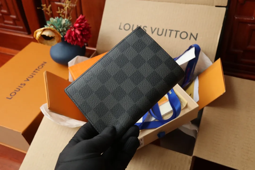 Original order M64501 passport holder 💰240 An excellent companion for fashionable travel. Lined with luxurious grained calfskin and featuring a multi-compartment interior, this is a classic travel accessory. The image of a giraffe carrying a gorgeous Louis Vuitton handbag and making a shopping spree transforms this elegant passport holder into the embodiment of cuteness. 10.0x14.0x2.5cm