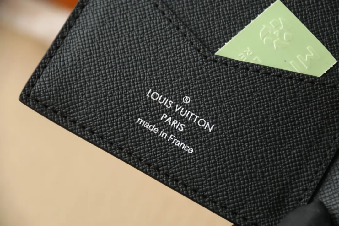 Original order M64501 passport holder 💰240 An excellent companion for fashionable travel. Lined with luxurious grained calfskin and featuring a multi-compartment interior, this is a classic travel accessory. The image of a giraffe carrying a gorgeous Louis Vuitton handbag and making a shopping spree transforms this elegant passport holder into the embodiment of cuteness. 10.0x14.0x2.5cm