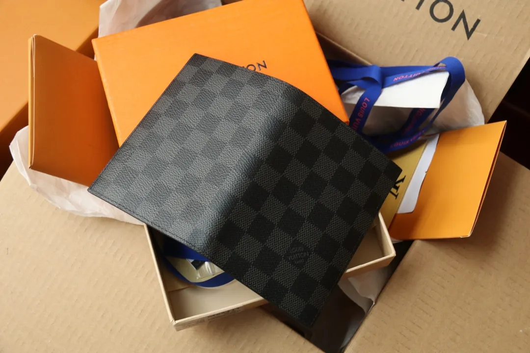 Original order M64501 passport holder 💰240 An excellent companion for fashionable travel. Lined with luxurious grained calfskin and featuring a multi-compartment interior, this is a classic travel accessory. The image of a giraffe carrying a gorgeous Louis Vuitton handbag and making a shopping spree transforms this elegant passport holder into the embodiment of cuteness. 10.0x14.0x2.5cm