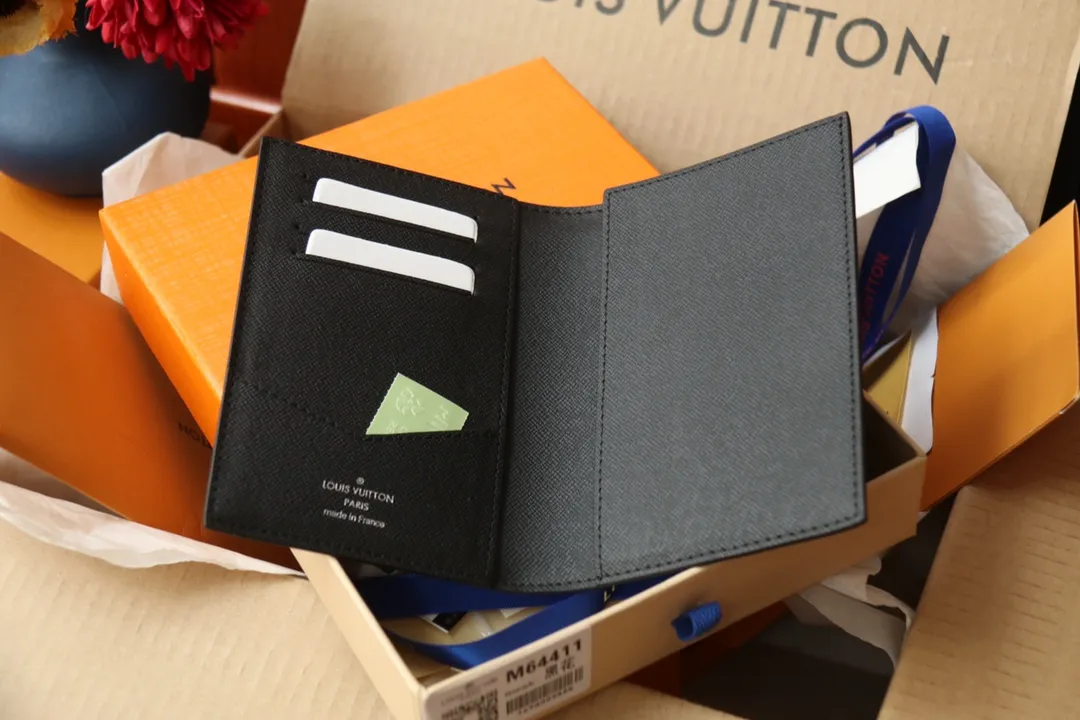Original order M64501 passport holder 💰240 An excellent companion for fashionable travel. Lined with luxurious grained calfskin and featuring a multi-compartment interior, this is a classic travel accessory. The image of a giraffe carrying a gorgeous Louis Vuitton handbag and making a shopping spree transforms this elegant passport holder into the embodiment of cuteness. 10.0x14.0x2.5cm