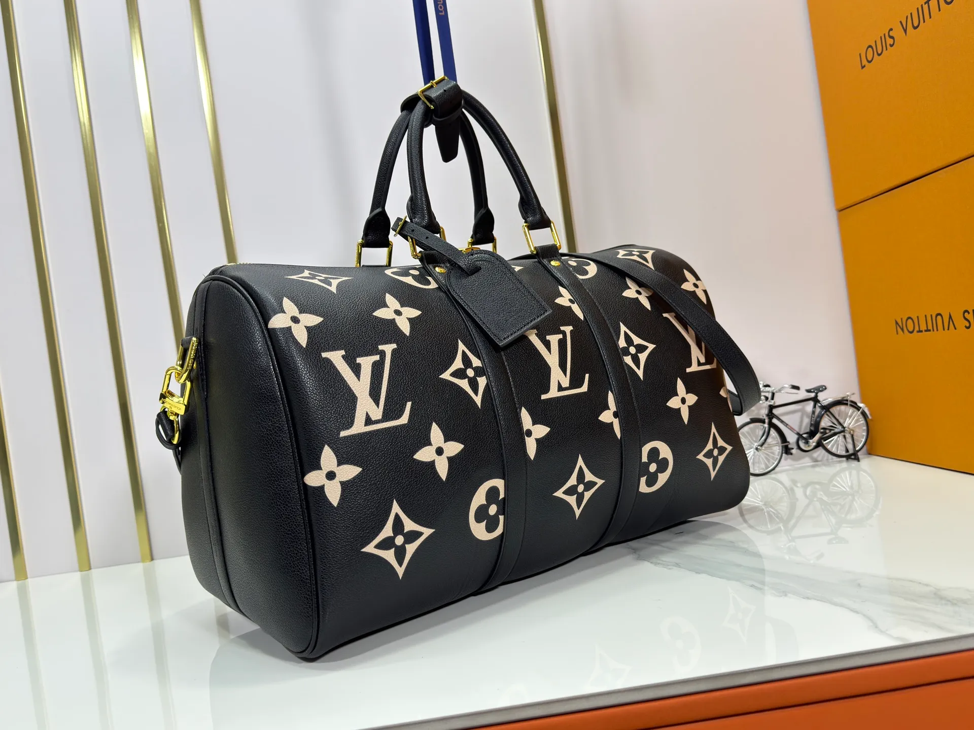 P340 M41418 M46670 upgraded original version exclusive real shot! This keepallbandouliere 45 is made from monogram empreinte embossed leather and presents the elegant colors of large monogram flowers and the letter I. Leather side straps, top handles and a detachable shoulder strap complement the metal hardware. Zippered interior pocket allows for neat storage. Ruler T: 45x27x20cm