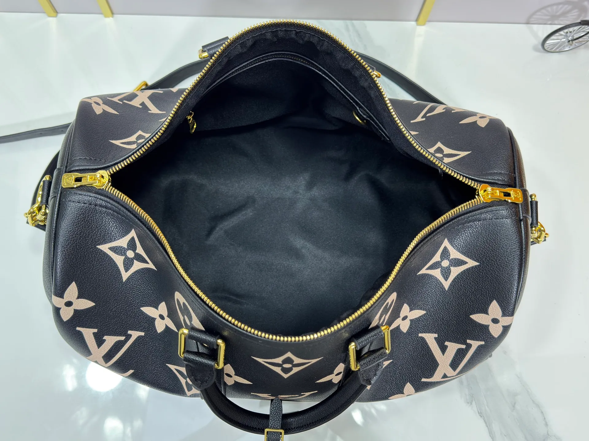 P340 M41418 M46670 upgraded original version exclusive real shot! This keepallbandouliere 45 is made from monogram empreinte embossed leather and presents the elegant colors of large monogram flowers and the letter I. Leather side straps, top handles and a detachable shoulder strap complement the metal hardware. Zippered interior pocket allows for neat storage. Ruler T: 45x27x20cm