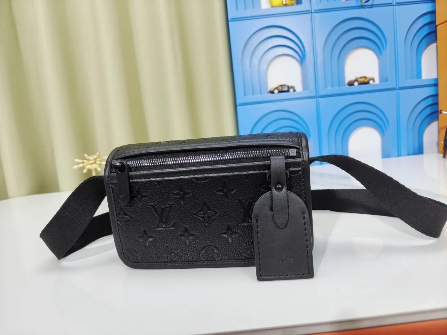P180💰 Upgraded from the original M12599 black flower M12637 green flower. This Bosphore mini handbag is named after the brand's retro Bosphore series in the 2000s. Its simple lines and compact structure make it comfortable to carry, and it also uses a detachable nameplate to show its classic feel. The adjustable fabric shoulder strap crosses the accordion loop and is a refined detail along with the zippered front pocket. Dimensions: 19x 12x 7 cm (length x height x width)