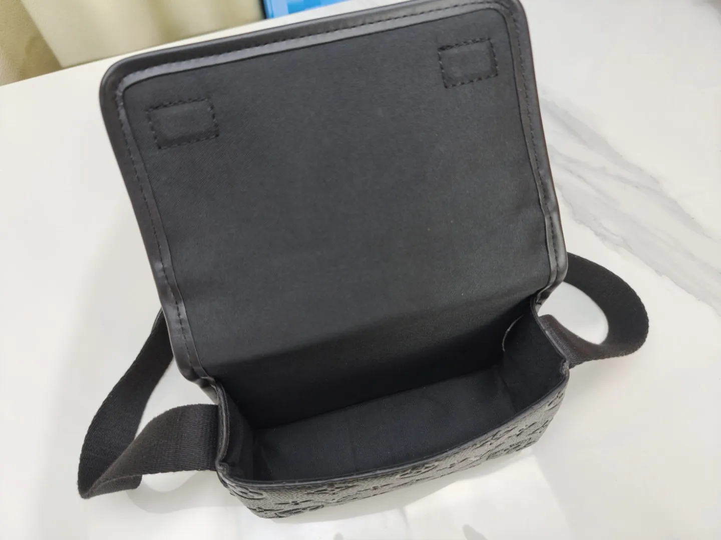 P180💰 Upgraded from the original M12599 black flower M12637 green flower. This Bosphore mini handbag is named after the brand's retro Bosphore series in the 2000s. Its simple lines and compact structure make it comfortable to carry, and it also uses a detachable nameplate to show its classic feel. The adjustable fabric shoulder strap crosses the accordion loop and is a refined detail along with the zippered front pocket. Dimensions: 19x 12x 7 cm (length x height x width)