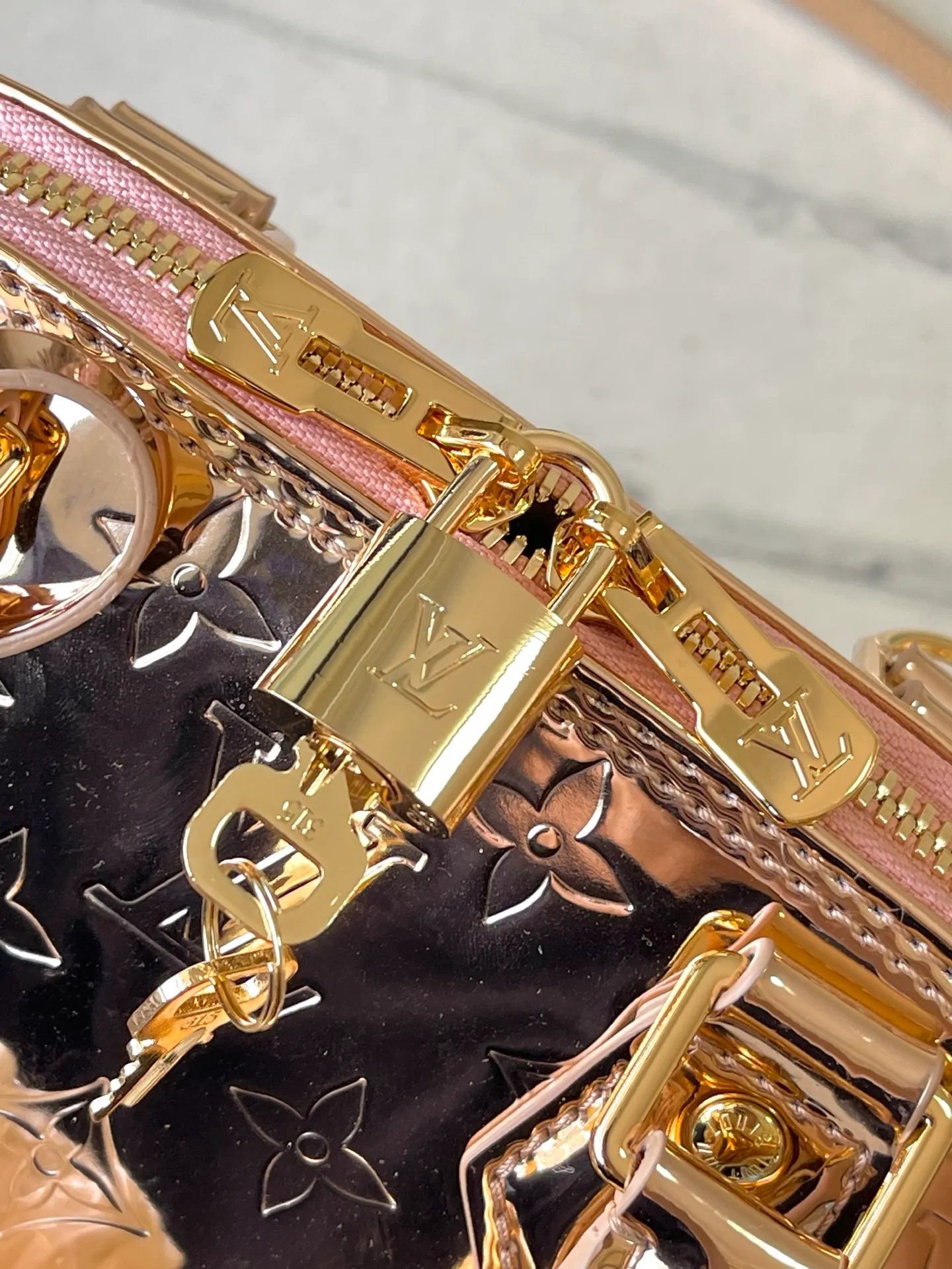 💰1100 (top layer leather) top original order M27037 rose gold This AmaBB handbag highlights the style of the LVSki series with this season’s technological details. The surface of Monogram Miroir weather-resistant canvas is dip-dyed in Silver tone and matched with metal parts of the same color to release a bright light. Inject retro-futuristic style into any outfit. The LV logo padlock and detachable shoulder strap complete the ensemble. Dimensions: 23.5 × 17.5 × 11.5 cm