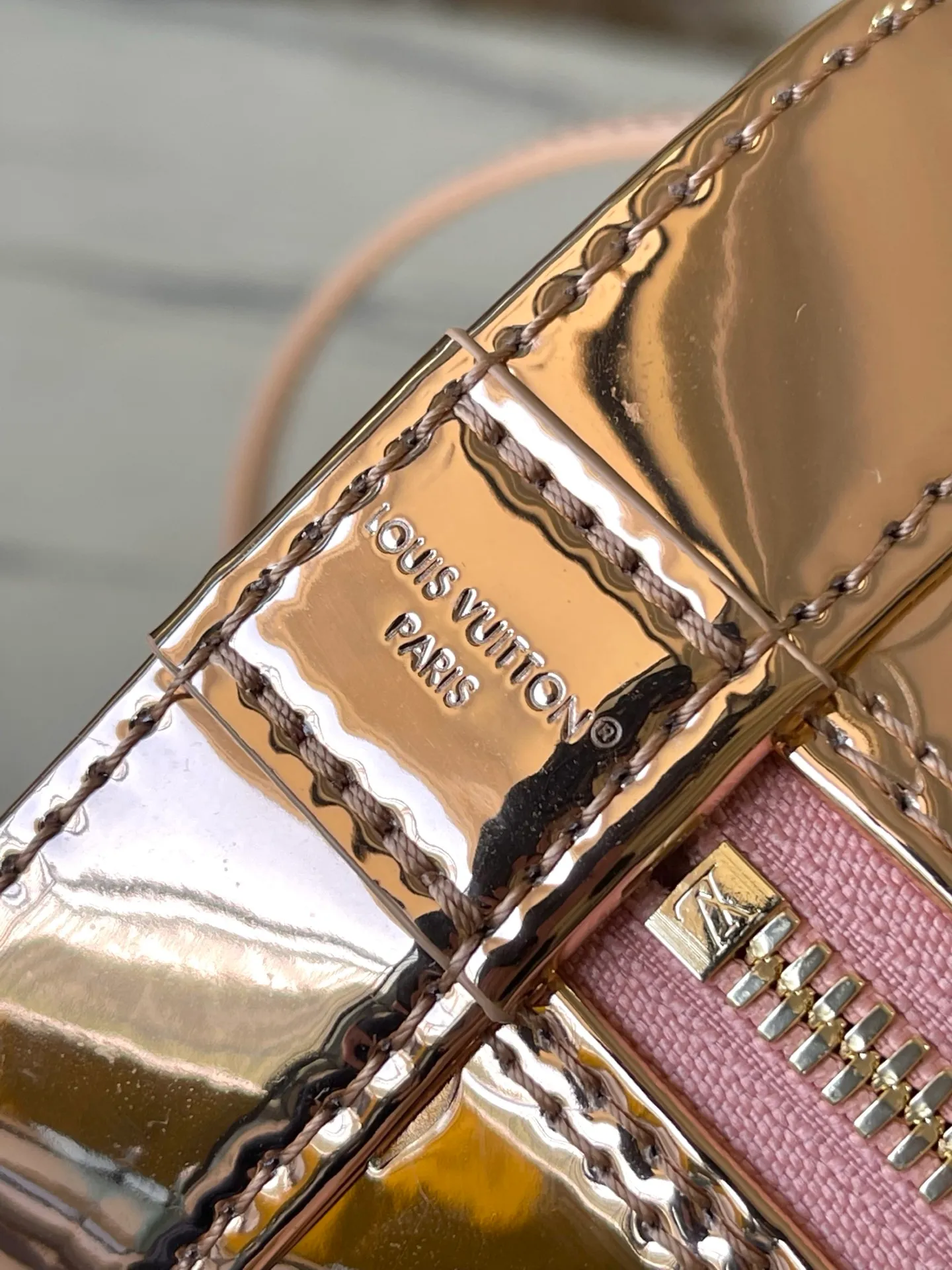 💰1100 (top layer leather) top original order M27037 rose gold This AmaBB handbag highlights the style of the LVSki series with this season’s technological details. The surface of Monogram Miroir weather-resistant canvas is dip-dyed in Silver tone and matched with metal parts of the same color to release a bright light. Inject retro-futuristic style into any outfit. The LV logo padlock and detachable shoulder strap complete the ensemble. Dimensions: 23.5 × 17.5 × 11.5 cm