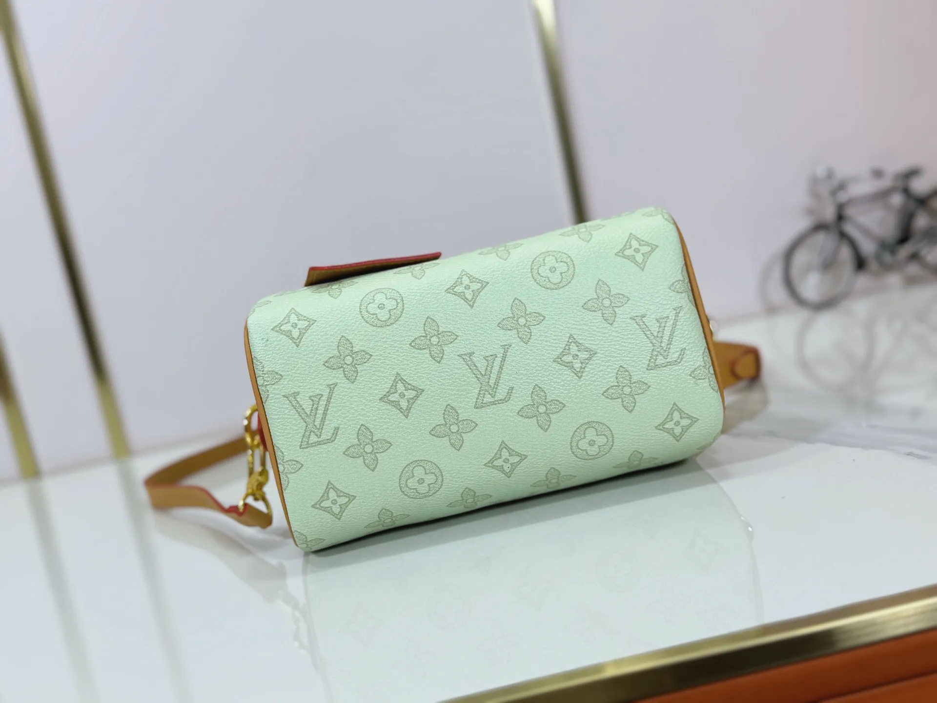 P240 M27951 M27530 Upgraded original version [Exclusive background shot] This Speedy Bandoulière 20 handbag condenses the brand's traditional Speedy travel bag design and is made of Monogram leather with fabric lining and cow leather trim. The wide, removable and adjustable fabric shoulder strap features Louis Vuitton's signature texture, and the rolled leather handles add to the carrying options. 20.5 x 13.5 x 12.0 cm (L x H x W) • Monogram coated canvas • Cow leather trim • Textile lining • Metal hardware • Padlock • Internal slip pocket • Shoulder strap: removable, adjustable • Strap half length: 39.0 cm • Strap half length adjustable to: 58.0 cm • Handle: Double handle