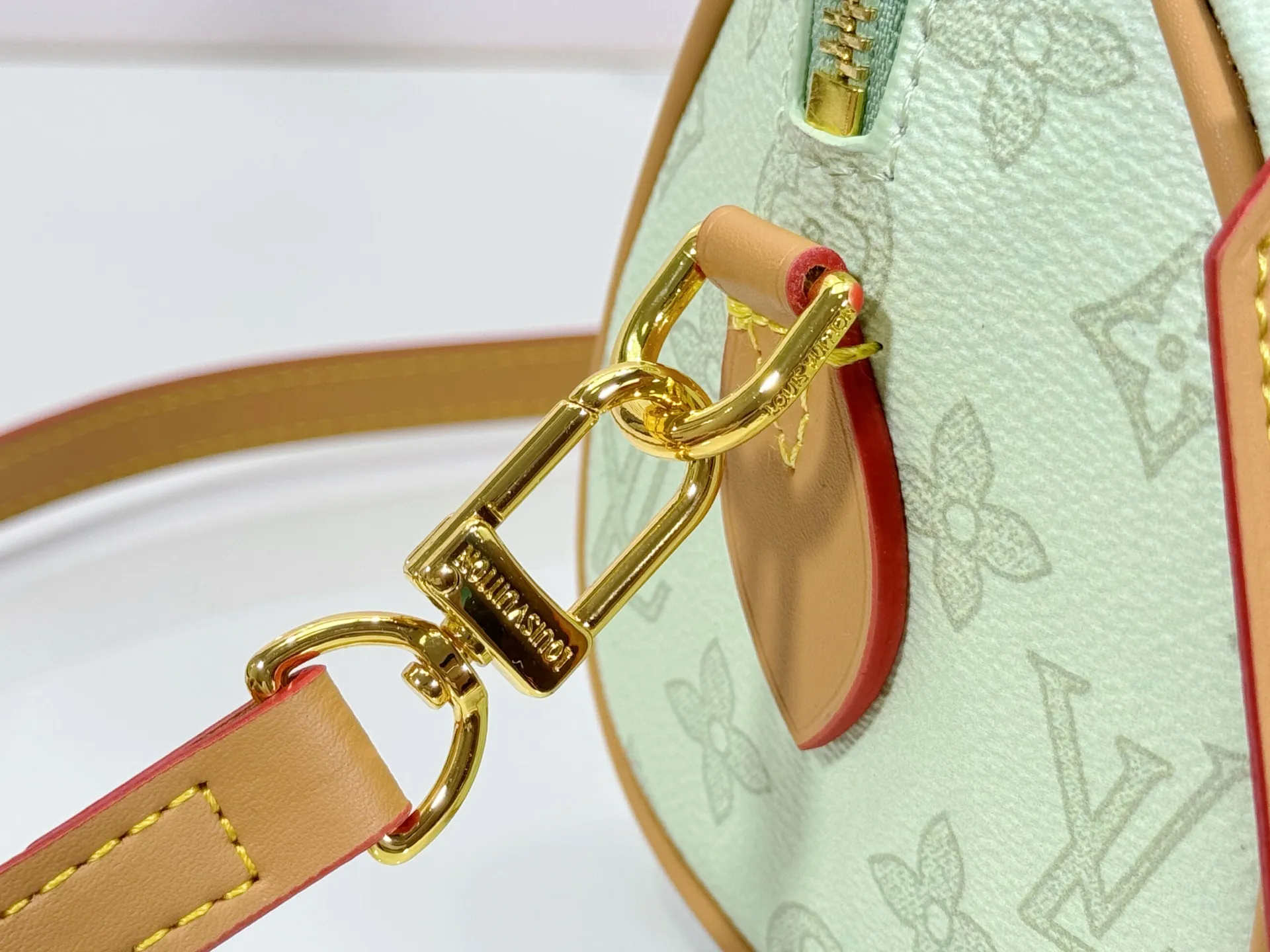 P240 M27951 M27530 Upgraded original version [Exclusive background shot] This Speedy Bandoulière 20 handbag condenses the brand's traditional Speedy travel bag design and is made of Monogram leather with fabric lining and cow leather trim. The wide, removable and adjustable fabric shoulder strap features Louis Vuitton's signature texture, and the rolled leather handles add to the carrying options. 20.5 x 13.5 x 12.0 cm (L x H x W) • Monogram coated canvas • Cow leather trim • Textile lining • Metal hardware • Padlock • Internal slip pocket • Shoulder strap: removable, adjustable • Strap half length: 39.0 cm • Strap half length adjustable to: 58.0 cm • Handle: Double handle