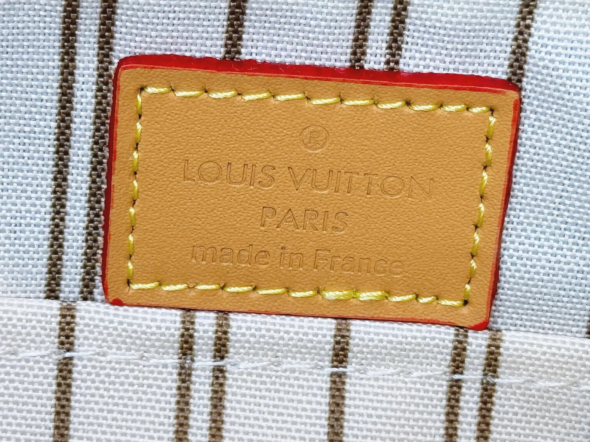 P240 M27951 M27530 Upgraded original version [Exclusive background shot] This Speedy Bandoulière 20 handbag condenses the brand's traditional Speedy travel bag design and is made of Monogram leather with fabric lining and cow leather trim. The wide, removable and adjustable fabric shoulder strap features Louis Vuitton's signature texture, and the rolled leather handles add to the carrying options. 20.5 x 13.5 x 12.0 cm (L x H x W) • Monogram coated canvas • Cow leather trim • Textile lining • Metal hardware • Padlock • Internal slip pocket • Shoulder strap: removable, adjustable • Strap half length: 39.0 cm • Strap half length adjustable to: 58.0 cm • Handle: Double handle