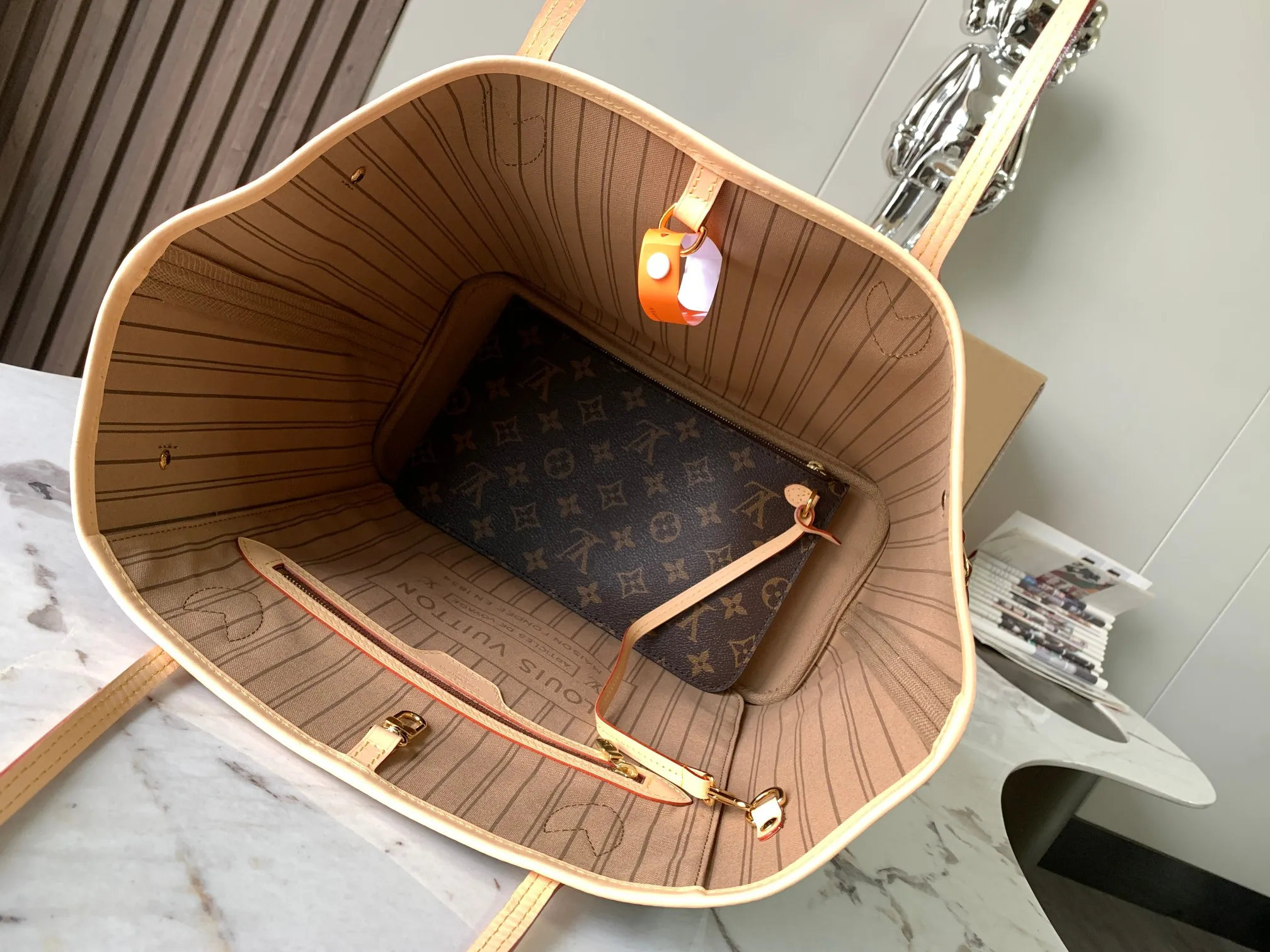 p1720 [Special grade MB original leather] NEVERFULL medium handbag Model: M40995 chip version Material: A-grade all-steel hardware, imported original fabric Packaging: Full set of original duty-free MB packaging Size: 31x28.5x17cm