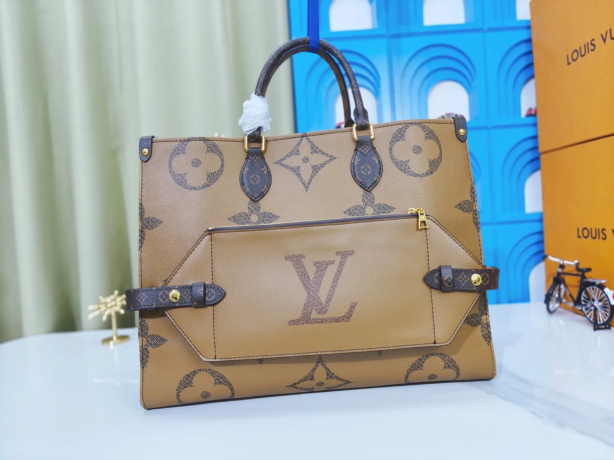 P300 upgraded original m46823 m44571 This onthego voyage tote bag is decorated with giant monogjram canvas and monogram reverse canvas on both sides, interpreting the two-in-one design concept: the inner zipper clutch can be cleverly transformed into a waist bag to store a passport and mobile phone. The sophisticated design makes it easy to attach to Ivhorizon luggage, and the shoulder strap is removable and adjustable for a comfortable travel experience. Dimensions: 43.0x33.0x18.5 cm (length x height x width)
