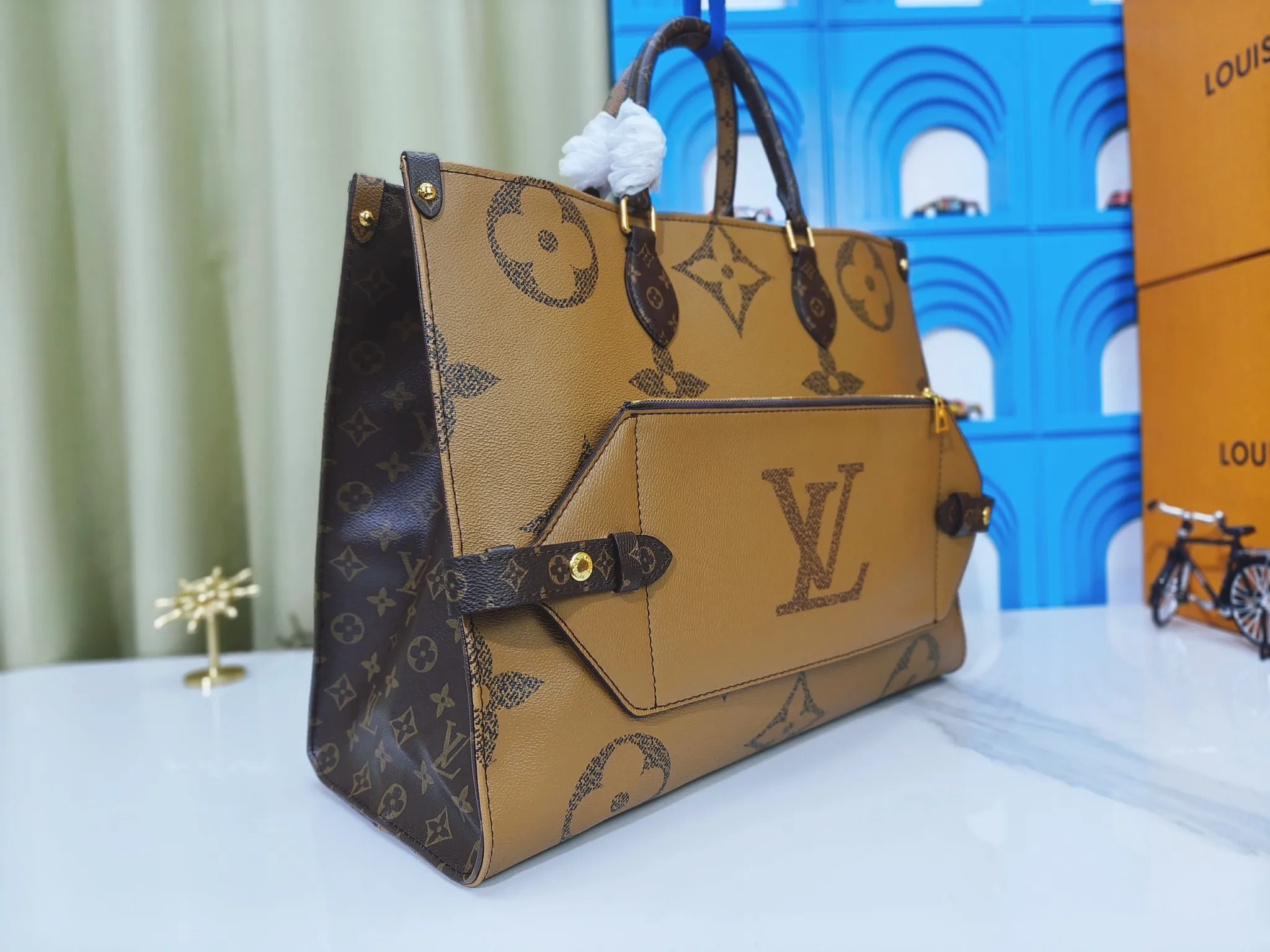 P300 upgraded original m46823 m44571 This onthego voyage tote bag is decorated with giant monogjram canvas and monogram reverse canvas on both sides, interpreting the two-in-one design concept: the inner zipper clutch can be cleverly transformed into a waist bag to store a passport and mobile phone. The sophisticated design makes it easy to attach to Ivhorizon luggage, and the shoulder strap is removable and adjustable for a comfortable travel experience. Dimensions: 43.0x33.0x18.5 cm (length x height x width)