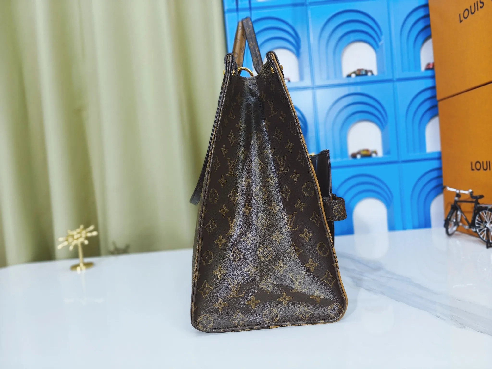 P300 upgraded original m46823 m44571 This onthego voyage tote bag is decorated with giant monogjram canvas and monogram reverse canvas on both sides, interpreting the two-in-one design concept: the inner zipper clutch can be cleverly transformed into a waist bag to store a passport and mobile phone. The sophisticated design makes it easy to attach to Ivhorizon luggage, and the shoulder strap is removable and adjustable for a comfortable travel experience. Dimensions: 43.0x33.0x18.5 cm (length x height x width)