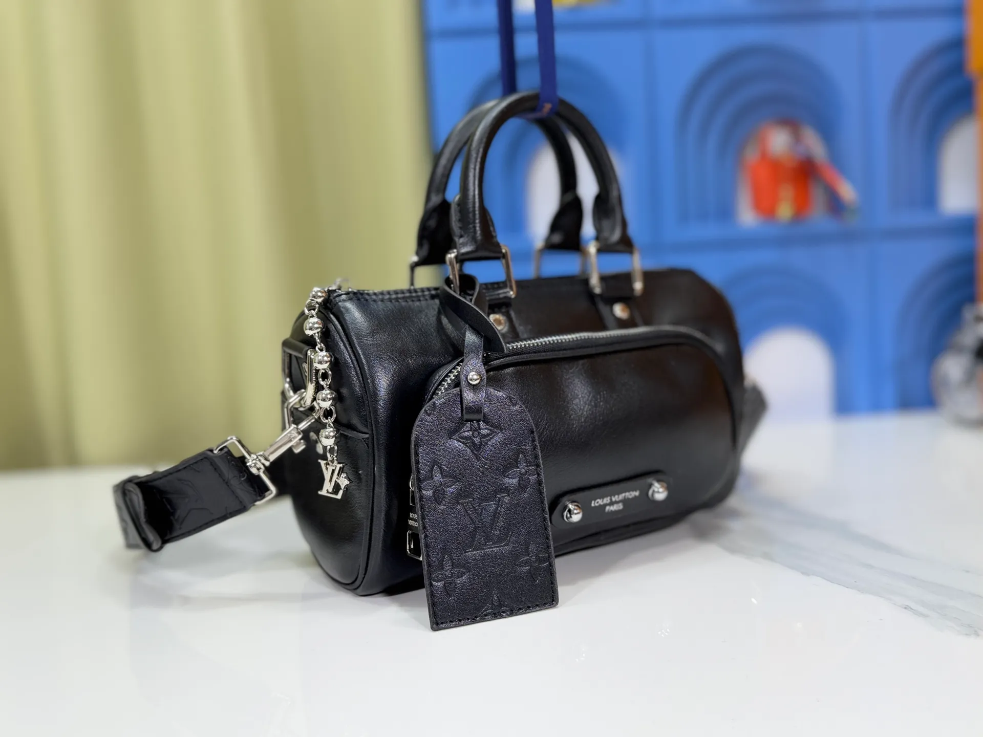 P260 Upgraded original M13988 full leather black M12627 khaki presbyopia, black grass green 46271 black flower This Keepall Bandoulière 25 handbag is made of grain leather with suede details and distressed metal parts. The Monogram canvas outer bag is opened with a cord zipper, making it easy to access and place your belongings. Removable and adjustable leather shoulder strap provides comfortable shoulder carrying experience. Length, height and width: 25x15x11cm