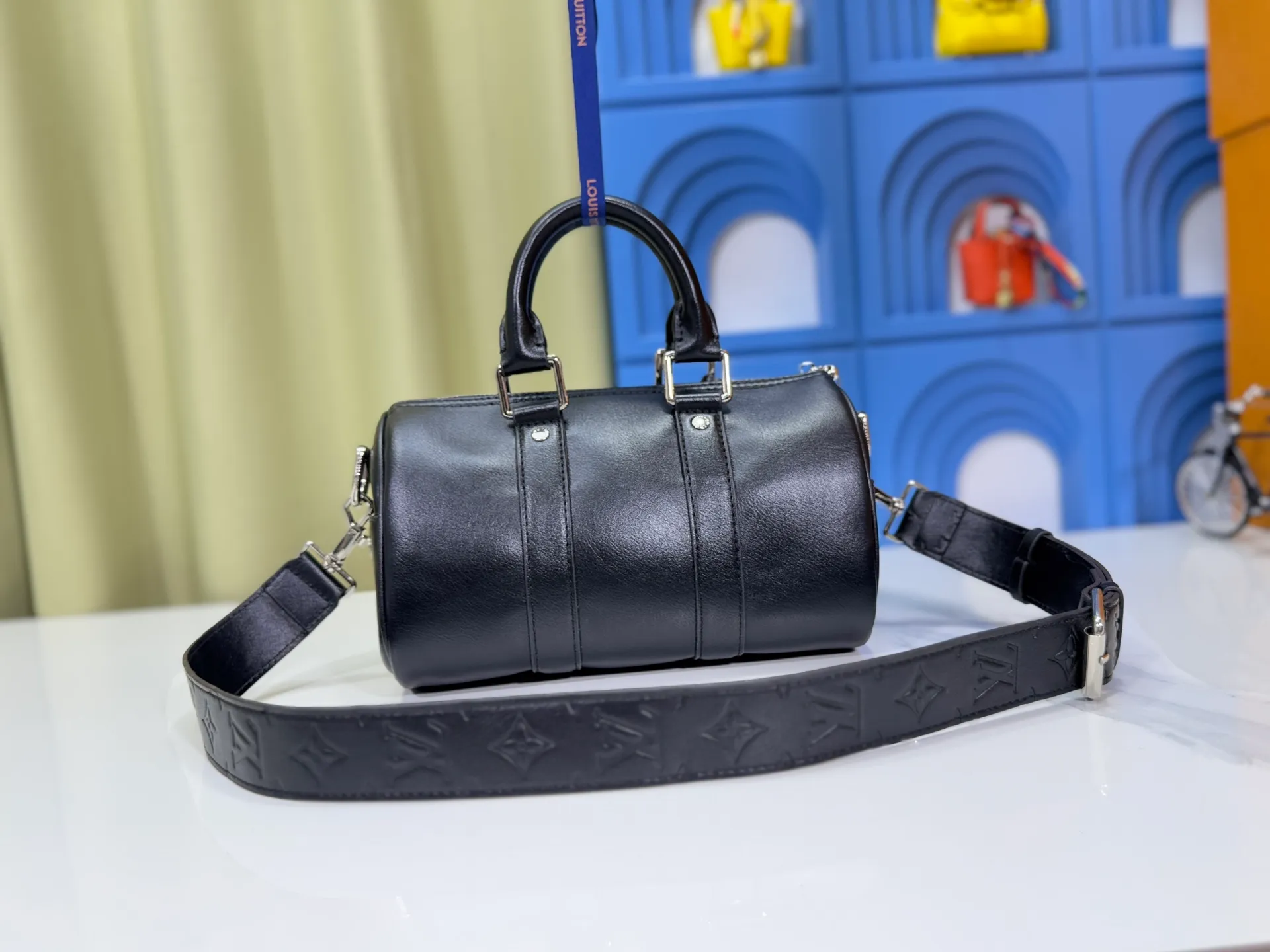 P260 Upgraded original M13988 full leather black M12627 khaki presbyopia, black grass green 46271 black flower This Keepall Bandoulière 25 handbag is made of grain leather with suede details and distressed metal parts. The Monogram canvas outer bag is opened with a cord zipper, making it easy to access and place your belongings. Removable and adjustable leather shoulder strap provides comfortable shoulder carrying experience. Length, height and width: 25x15x11cm