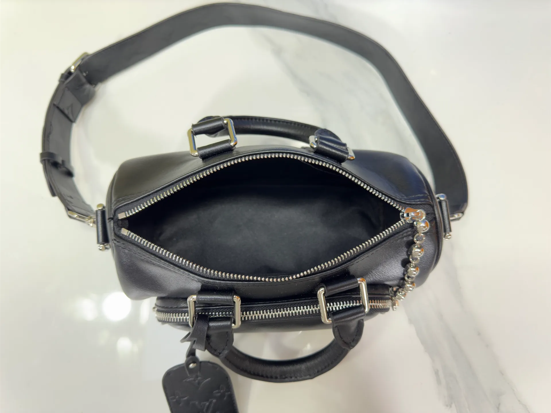 P260 Upgraded original M13988 full leather black M12627 khaki presbyopia, black grass green 46271 black flower This Keepall Bandoulière 25 handbag is made of grain leather with suede details and distressed metal parts. The Monogram canvas outer bag is opened with a cord zipper, making it easy to access and place your belongings. Removable and adjustable leather shoulder strap provides comfortable shoulder carrying experience. Length, height and width: 25x15x11cm