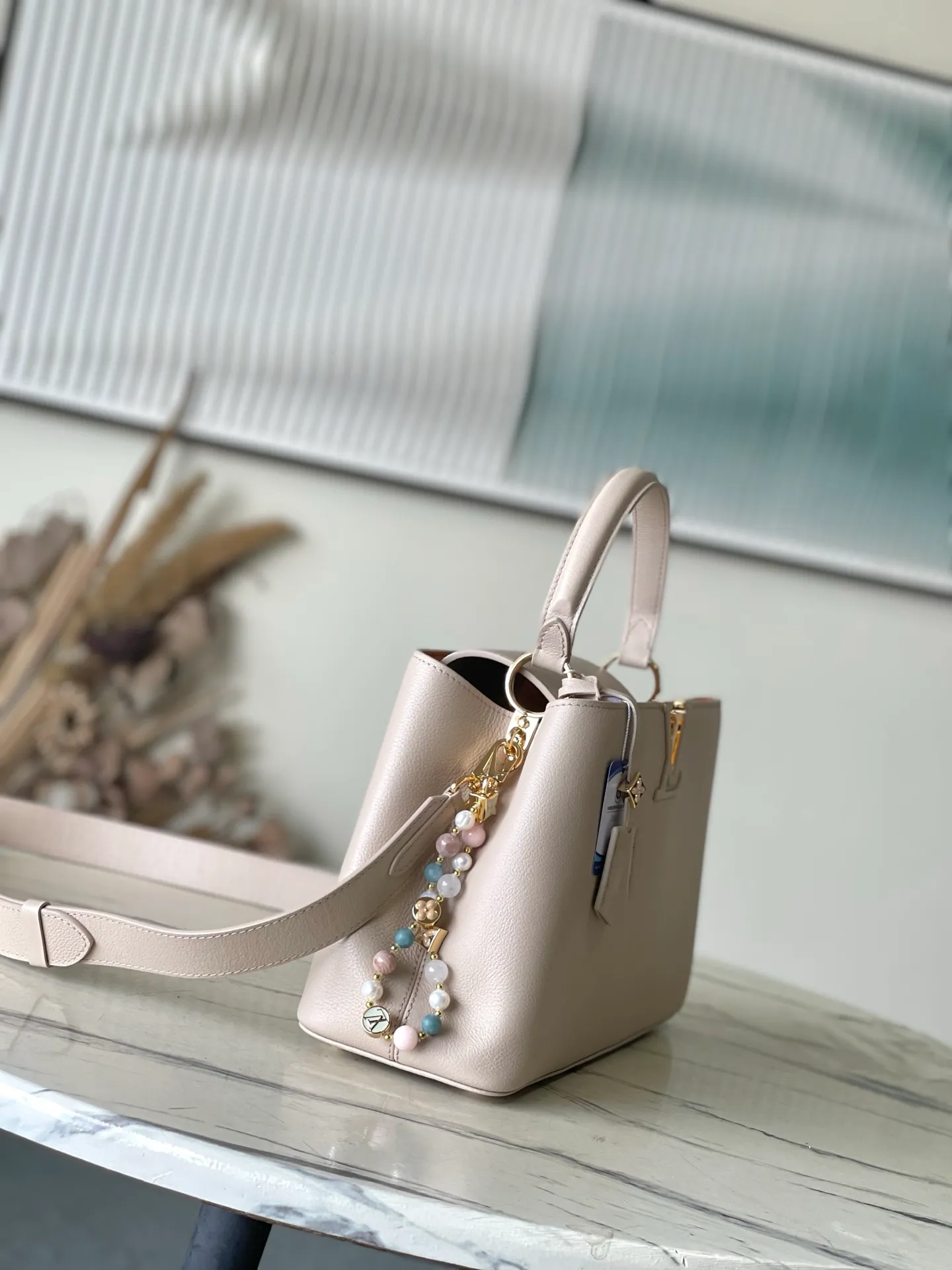 💰2600 "Special Grade Original Leather" M12929 This medium-sized Capucines Souple handbag gives the shiny cow leather a wrinkled effect, creating a visual contrast with the dazzling metal parts. The exquisite key bag continues the iconic touch, and the detachable flower-shaped double-plated chain shows off the Gothic style. Plenty of space to store daily necessities, and can be carried by hand or on the shoulder. Dimensions: 33 × 24 × 12 cm