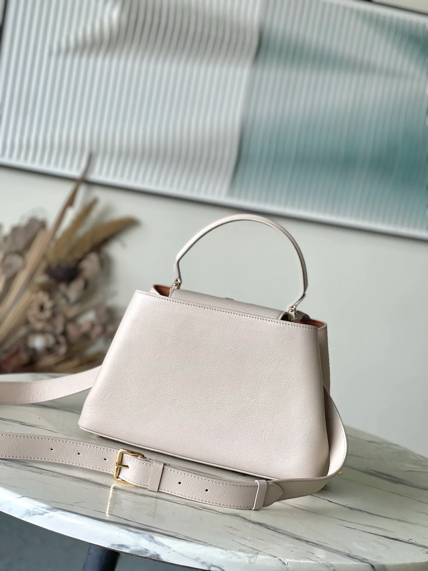 💰2600 "Special Grade Original Leather" M12929 This medium-sized Capucines Souple handbag gives the shiny cow leather a wrinkled effect, creating a visual contrast with the dazzling metal parts. The exquisite key bag continues the iconic touch, and the detachable flower-shaped double-plated chain shows off the Gothic style. Plenty of space to store daily necessities, and can be carried by hand or on the shoulder. Dimensions: 33 × 24 × 12 cm