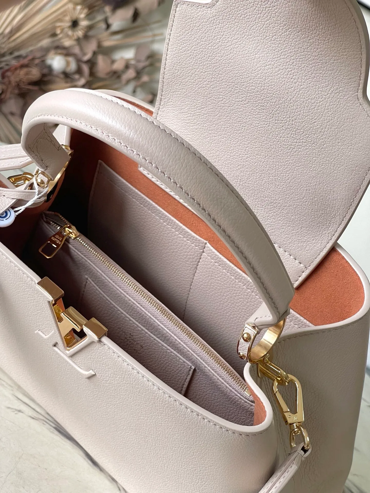 💰2600 "Special Grade Original Leather" M12929 This medium-sized Capucines Souple handbag gives the shiny cow leather a wrinkled effect, creating a visual contrast with the dazzling metal parts. The exquisite key bag continues the iconic touch, and the detachable flower-shaped double-plated chain shows off the Gothic style. Plenty of space to store daily necessities, and can be carried by hand or on the shoulder. Dimensions: 33 × 24 × 12 cm