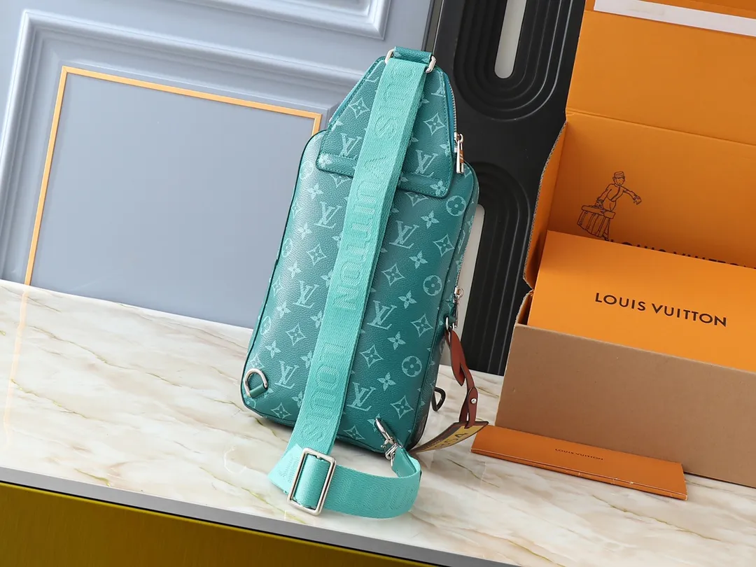 💰240💰Upgraded from the original M12869. This AVENUE shoulder bag. The Avenue shoulder bag made of Damier Graphite canvas is the perfect companion for urban life: small and fashionable, showing a casual and uninhibited attitude. "Smart" shoulder strap design, suitable for carrying on the left or right shoulder. Styling design to improve carrying comfort; double zipper opening and closing design to ensure safe placement of valuables Dimensions 20 x 31 x 10cm