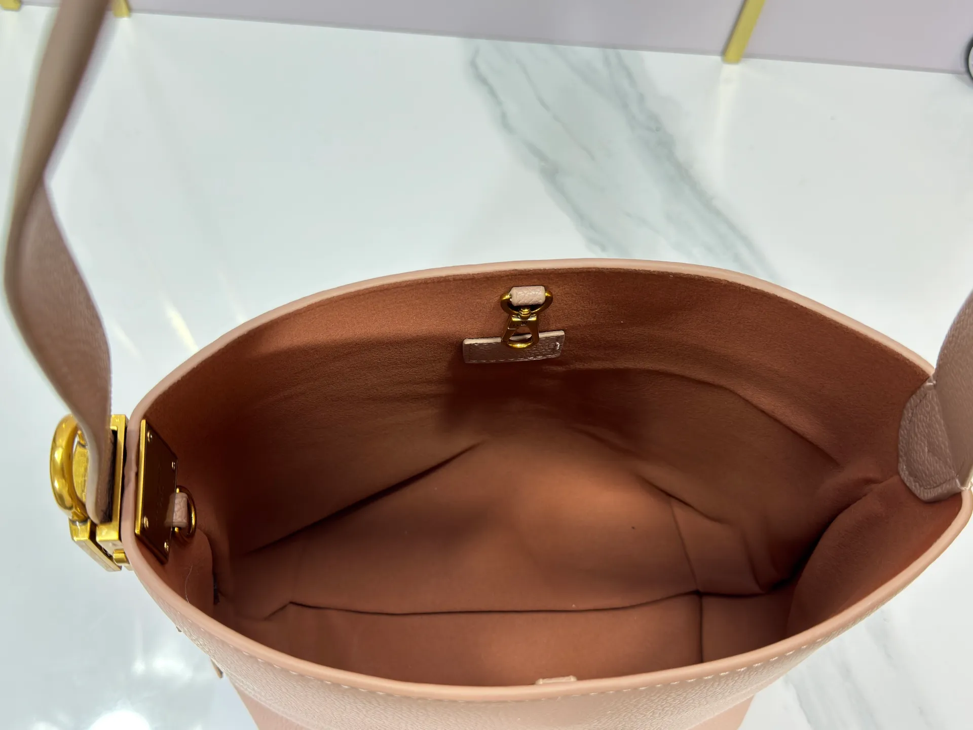 P240 Upgraded original (imitation original) M24988 M24974 M24856 M25022 M25352 M25353 M12982 M14265 M25354 This Low Key Hobo handbag is made of smooth cow leather with suede cow leather lining. It can accommodate short wallets, large smartphones, keys and other small items. The shoulder strap is adjustable with a padlock buckle, and a removable Monogram canvas zippered interior pocket keeps it organized. Dimensions: 24.0 x 28.0 x 16.0 cm (length x height x width)