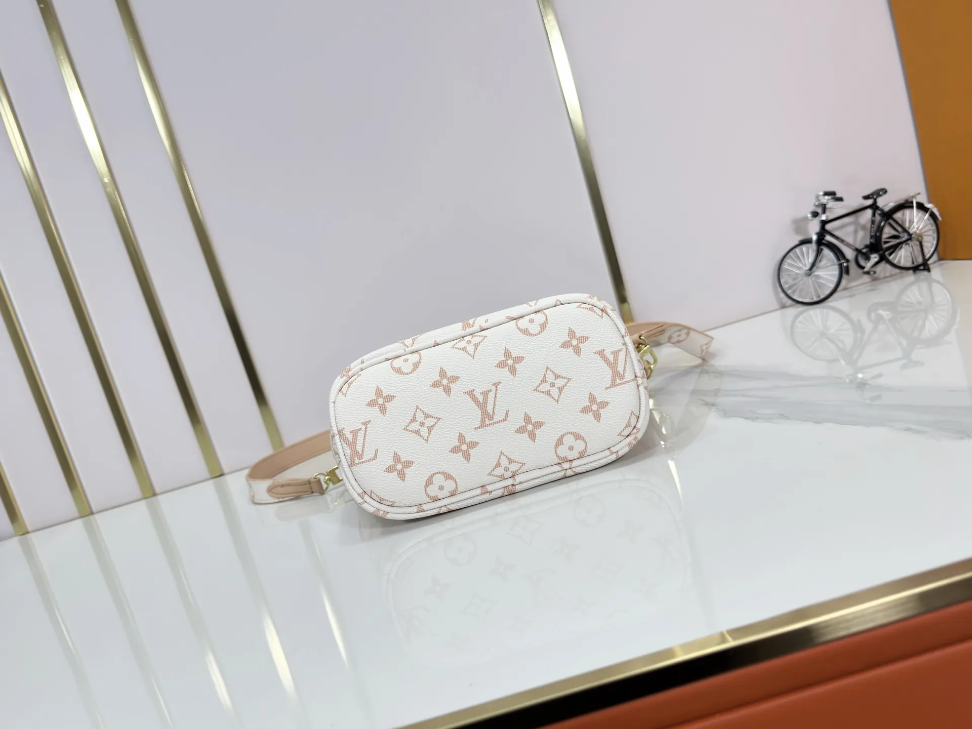 P240 M25656 M12099 Upgraded original Neverfull Bandouliere Inside Out BB handbag is a double-sided version of the classic design this season, with the front and back decorated with iconic Monogram canvas and grained leather. The removable zipper bag can be used alone or hung externally. The detachable shoulder strap makes it easy to wear cross-body, and the dazzling metal hardware adds a sophisticated detail. Dimensions: 26.5 × 16.5 × 11 cm