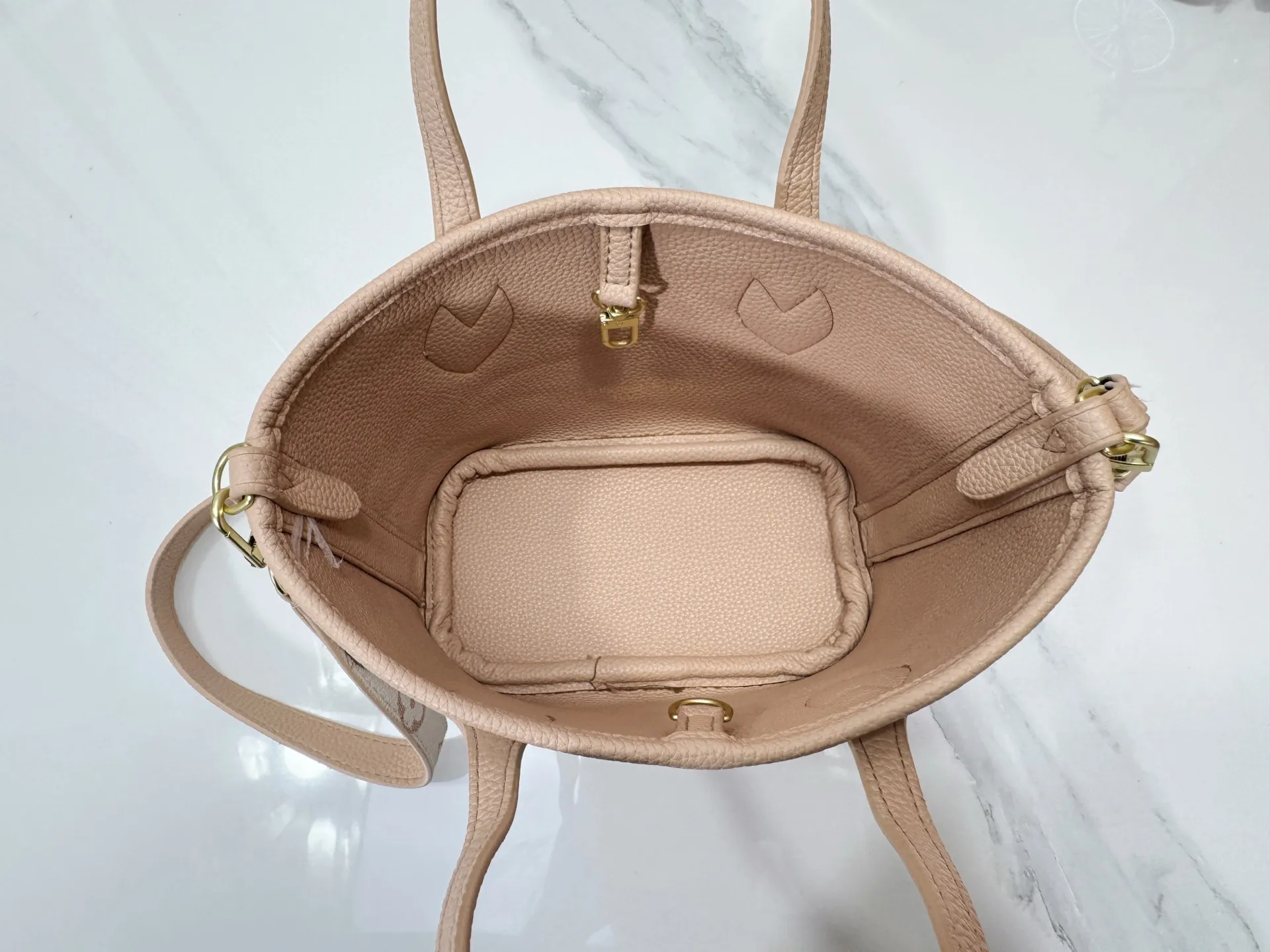 P240 M25656 M12099 Upgraded original Neverfull Bandouliere Inside Out BB handbag is a double-sided version of the classic design this season, with the front and back decorated with iconic Monogram canvas and grained leather. The removable zipper bag can be used alone or hung externally. The detachable shoulder strap makes it easy to wear cross-body, and the dazzling metal hardware adds a sophisticated detail. Dimensions: 26.5 × 16.5 × 11 cm