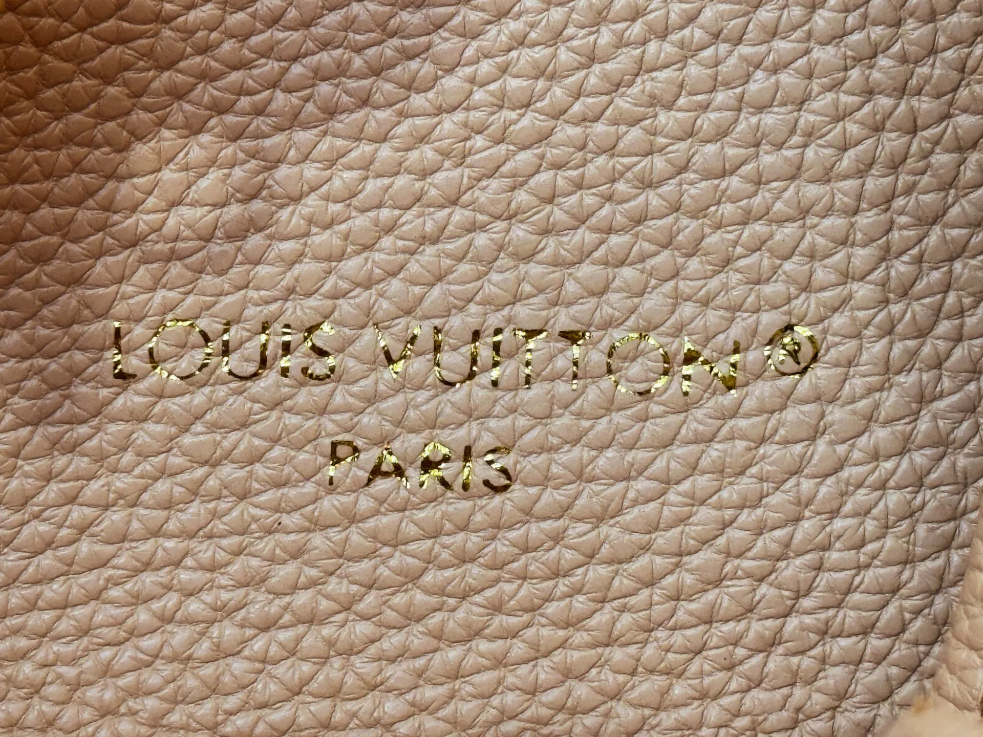 P240 M25656 M12099 Upgraded original Neverfull Bandouliere Inside Out BB handbag is a double-sided version of the classic design this season, with the front and back decorated with iconic Monogram canvas and grained leather. The removable zipper bag can be used alone or hung externally. The detachable shoulder strap makes it easy to wear cross-body, and the dazzling metal hardware adds a sophisticated detail. Dimensions: 26.5 × 16.5 × 11 cm