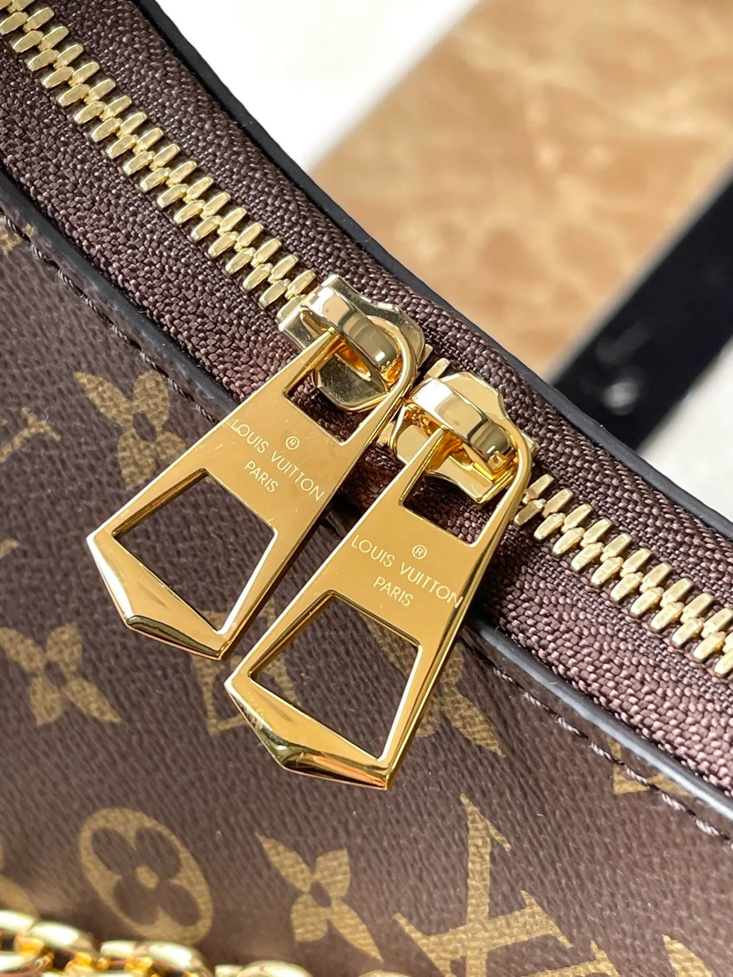 💰760 (steel chain) top original item M45832 with full set of original packaging. It can be used as a hand carry, crossbody, armpit, etc. [Good] presents a casual, versatile and gentle style, no pressure for daily outings, practical style with eyes closed😝 Size: 29×9.5×16cm