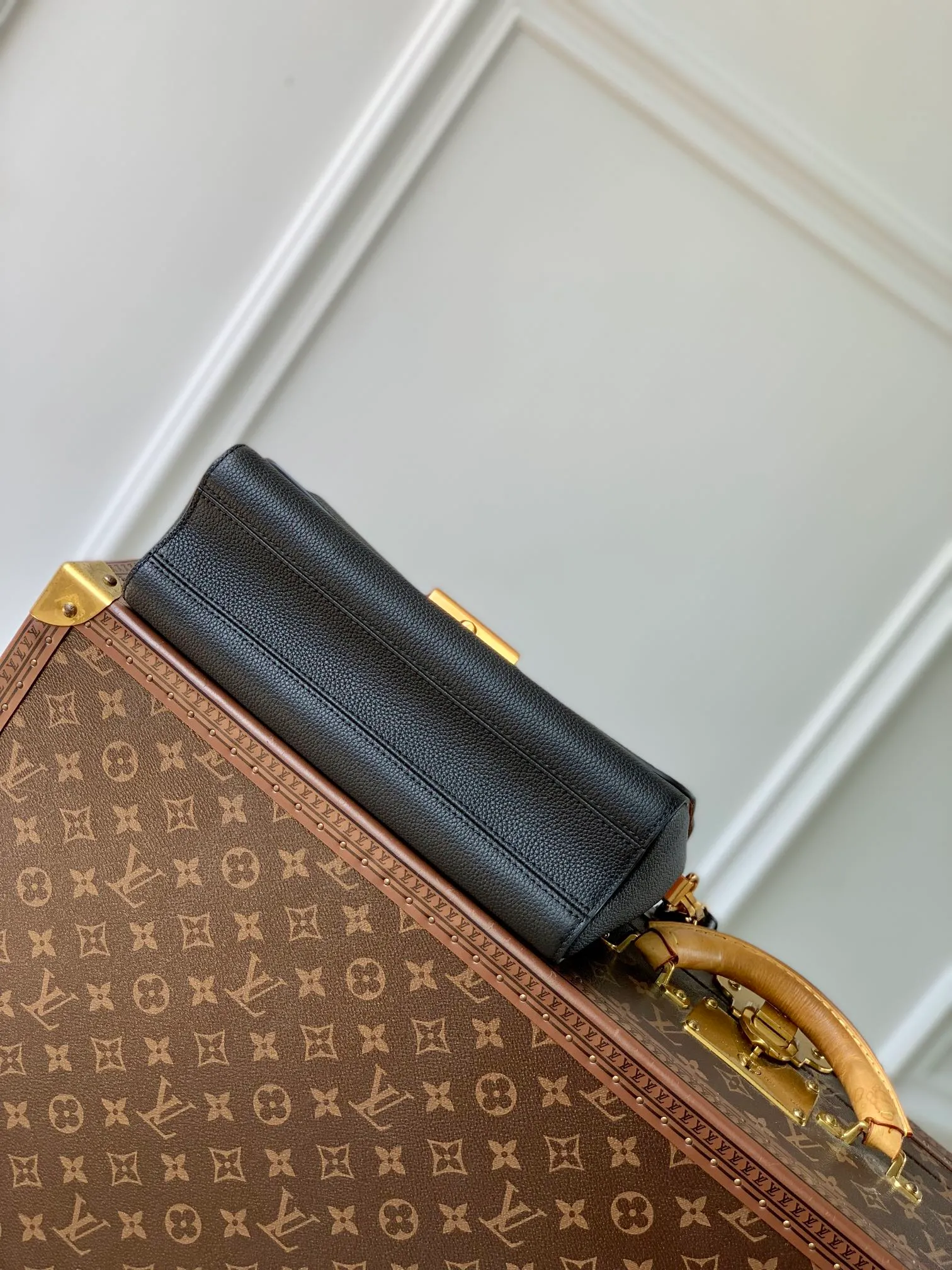 💰1280 (top layer leather) top quality original M24639 black. This Soft Twist handbag is made of soft cow leather and reinterprets the iconic Twist handbag in a generous size. The aged metal parts shine with eye-catching style, and the fitted design and multiple carrying methods enable a comfortable travel experience. 27 x 19 x 9 cm (length x height x width)