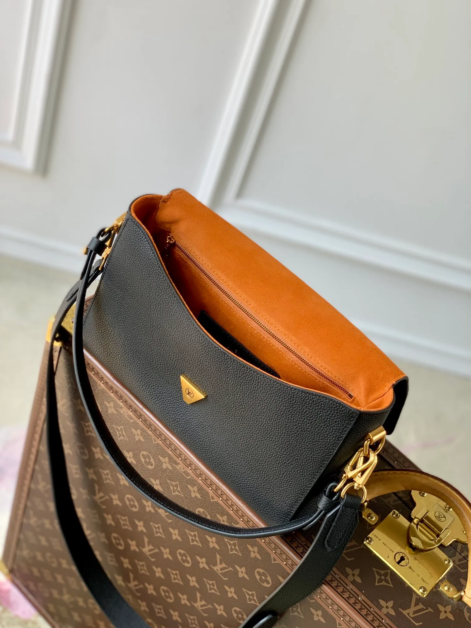 💰1280 (top layer leather) top quality original M24639 black. This Soft Twist handbag is made of soft cow leather and reinterprets the iconic Twist handbag in a generous size. The aged metal parts shine with eye-catching style, and the fitted design and multiple carrying methods enable a comfortable travel experience. 27 x 19 x 9 cm (length x height x width)
