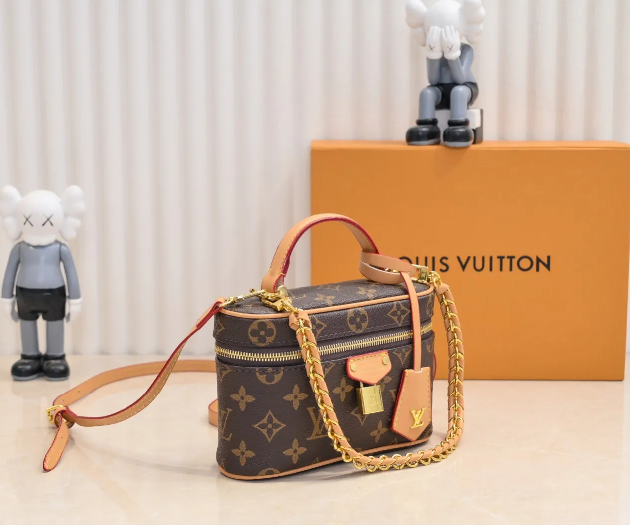 💰260💰Upgraded from the original M47125 M42264 Vanity Chain Pouch handbag draws inspiration from the classic cosmetic case and interprets the spirit of travel with Monogram canvas. The top handle and detachable braided chain are infused with leather elements, complementing the clean lines of the bag. The LV inscribed padlock and leather key holder continue the iconic details. Dimensions: 19x11.5x6.5cm