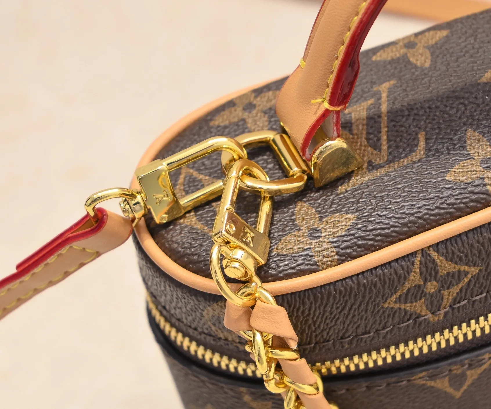 💰260💰Upgraded from the original M47125 M42264 Vanity Chain Pouch handbag draws inspiration from the classic cosmetic case and interprets the spirit of travel with Monogram canvas. The top handle and detachable braided chain are infused with leather elements, complementing the clean lines of the bag. The LV inscribed padlock and leather key holder continue the iconic details. Dimensions: 19x11.5x6.5cm