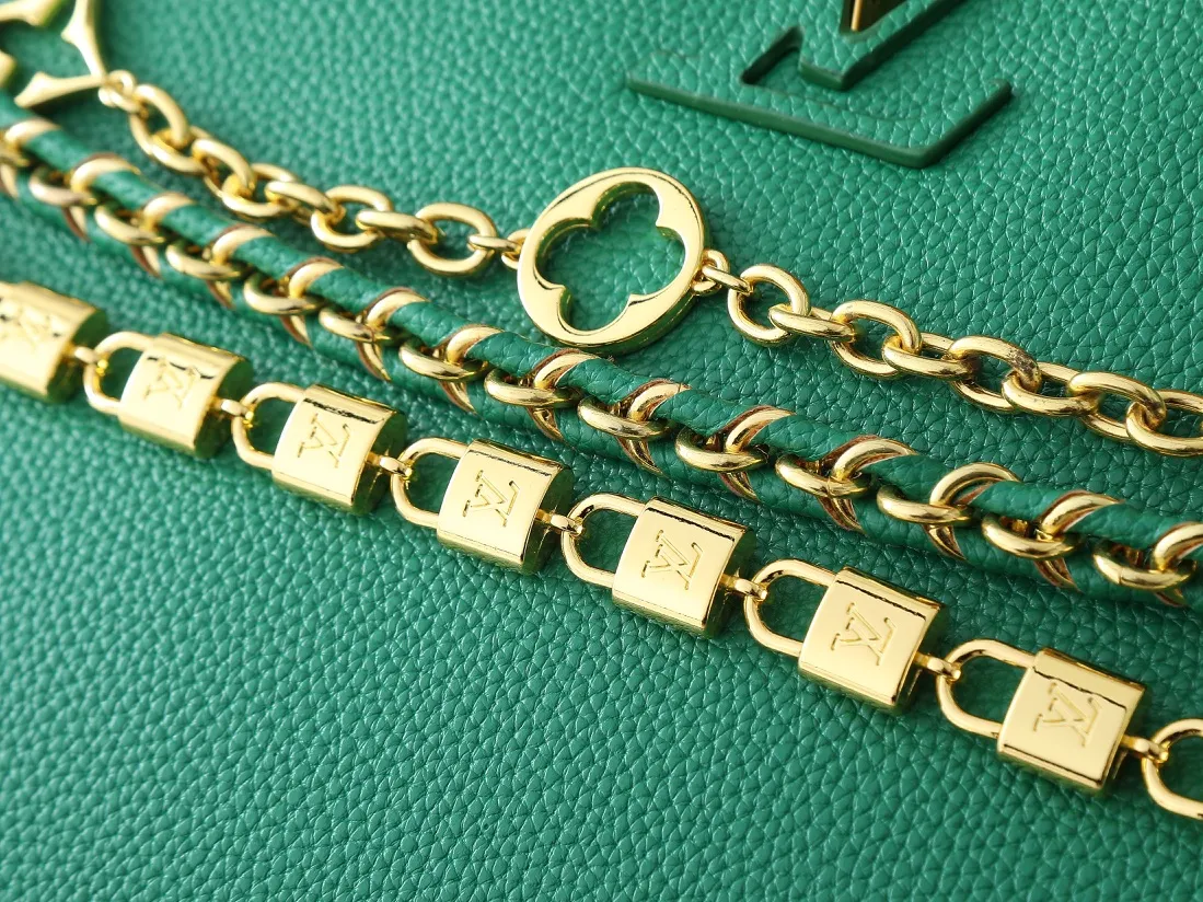 💰440💰Guangzhou goods Upgraded original M12345 M12346 M12279 M11908 M11906 This Capucines BB handbag is from the Trilogy series, using Taurillon cow leather and dazzling metal parts to convey elegant style. The gorgeous chain is embellished with a mini padlock and an enamel Monogram flower. The flap can be placed externally or internally to open multiple pockets. The sophisticated design allows for a variety of carrying experiences. Dimensions: 31.05 x 20.0 x 11.0 cm (length x height x width)