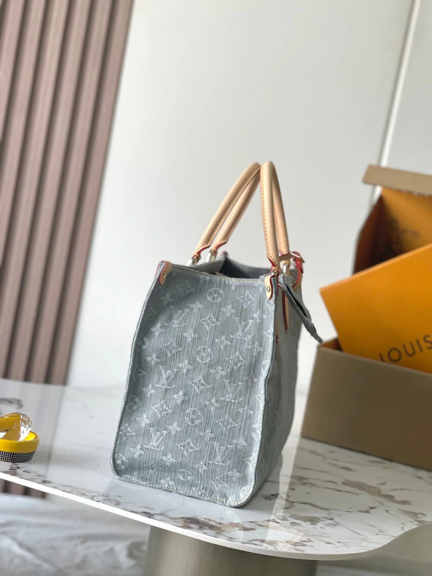 p1840 [Special grade MB163c chip version original leather] This Onthego MM handbag Model: M13189 Material: A-grade all-steel hardware, imported original canvas Packing: Full set of original duty-free MB packaging Size: 35x27x14 cm