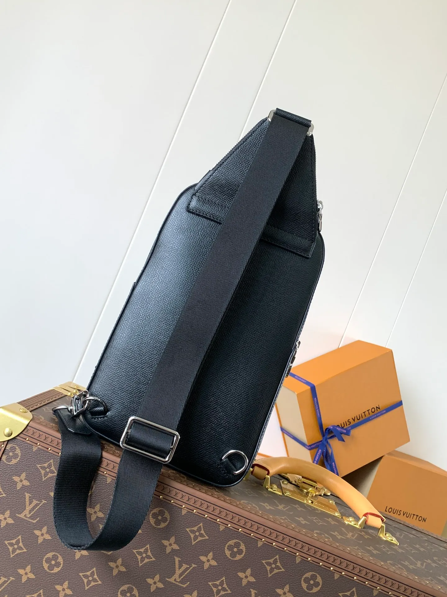 💰980 (top-grain leather) top-quality original transcoding chip, model number: 30863 black cross pattern] This Avenue shoulder bag is made of Damier Graphite canvas, with a Louis Vuitton Paris logo leather patch on the front outer pocket. The adjustable nylon shoulder straps can be fixed on the left and right sides with D-rings, while the canvas straps and lining are sustainable. Damier Graphite coated canvas - Calfskin trim - Textile lining - Square hardware on the front - Main compartment - Zip front pocket - Small top zip pocket - Shoulder strap, non-detachable, adjustable! ! ;Size:20x31x7CM