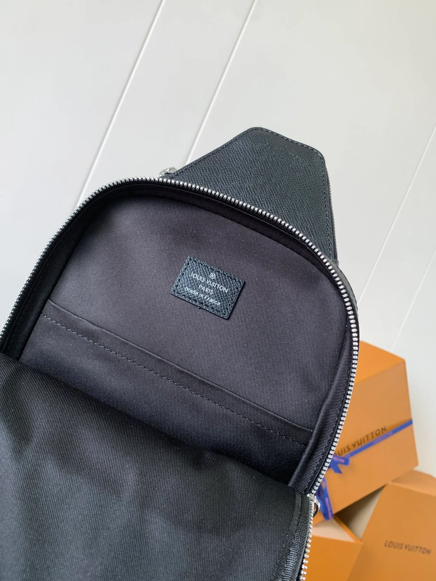 💰980 (top-grain leather) top-quality original transcoding chip, model number: 30863 black cross pattern] This Avenue shoulder bag is made of Damier Graphite canvas, with a Louis Vuitton Paris logo leather patch on the front outer pocket. The adjustable nylon shoulder straps can be fixed on the left and right sides with D-rings, while the canvas straps and lining are sustainable. Damier Graphite coated canvas - Calfskin trim - Textile lining - Square hardware on the front - Main compartment - Zip front pocket - Small top zip pocket - Shoulder strap, non-detachable, adjustable! ! ;Size:20x31x7CM