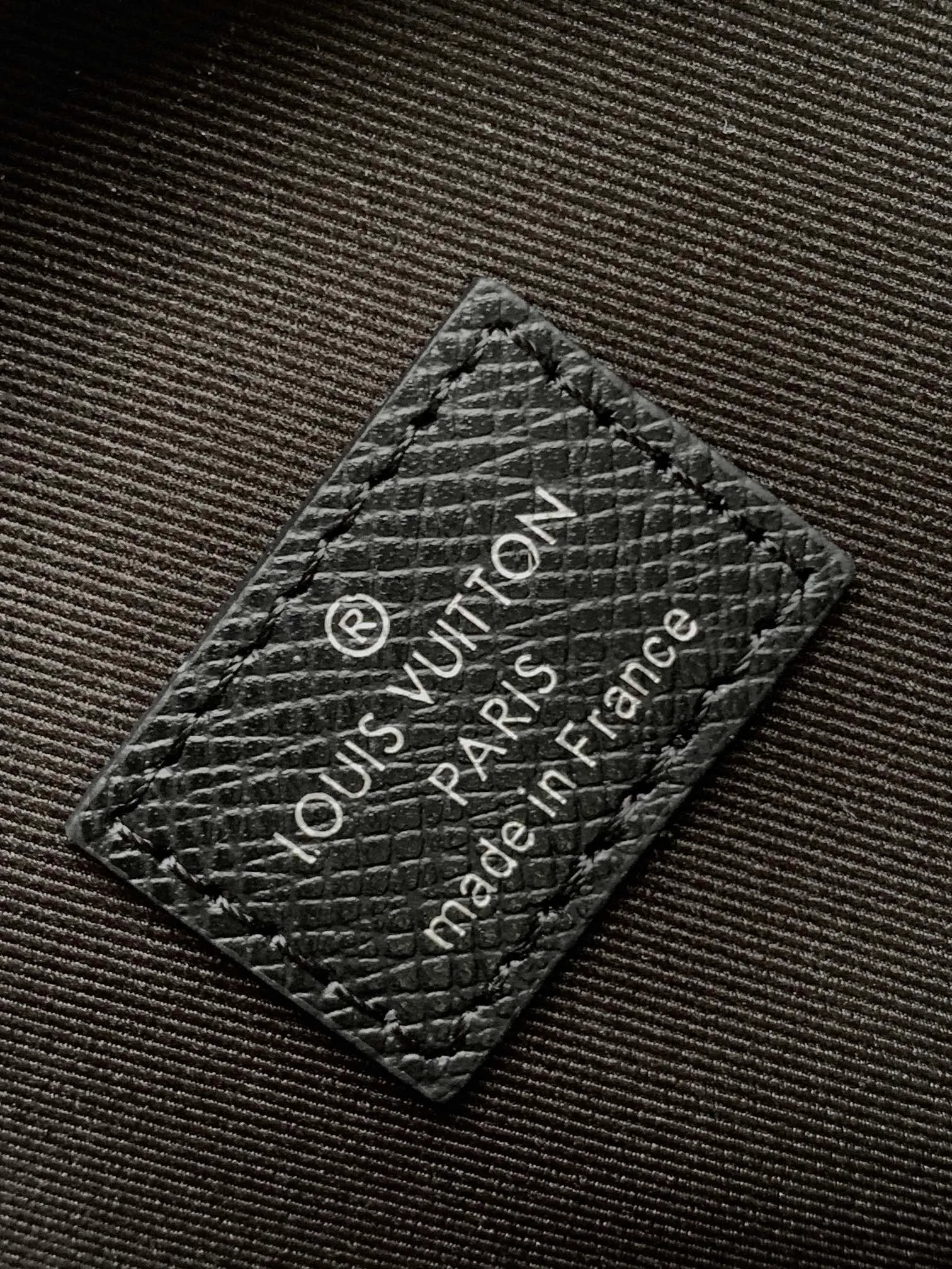 💰980 (top-grain leather) top-quality original transcoding chip, model number: 30863 black cross pattern] This Avenue shoulder bag is made of Damier Graphite canvas, with a Louis Vuitton Paris logo leather patch on the front outer pocket. The adjustable nylon shoulder straps can be fixed on the left and right sides with D-rings, while the canvas straps and lining are sustainable. Damier Graphite coated canvas - Calfskin trim - Textile lining - Square hardware on the front - Main compartment - Zip front pocket - Small top zip pocket - Shoulder strap, non-detachable, adjustable! ! ;Size:20x31x7CM