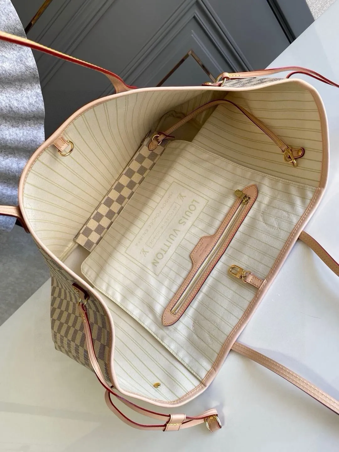 💰800 (large steel nails) top original order N41360NEVERFULL large handbag The legendary Neverfull handbag: always able to meet your various needs for handbags. It has a large capacity but is not bulky. It is stiff and soft to the touch, making it suitable for home and travel. Tighten the side ties and it instantly transforms into a stylish urban handbag. Loosen the straps and it transforms into a chic and practical handbag. The slender leather handle can be carried over the shoulder or between the arms. The model shown here is made of Damier Azur canvas.  39 cm