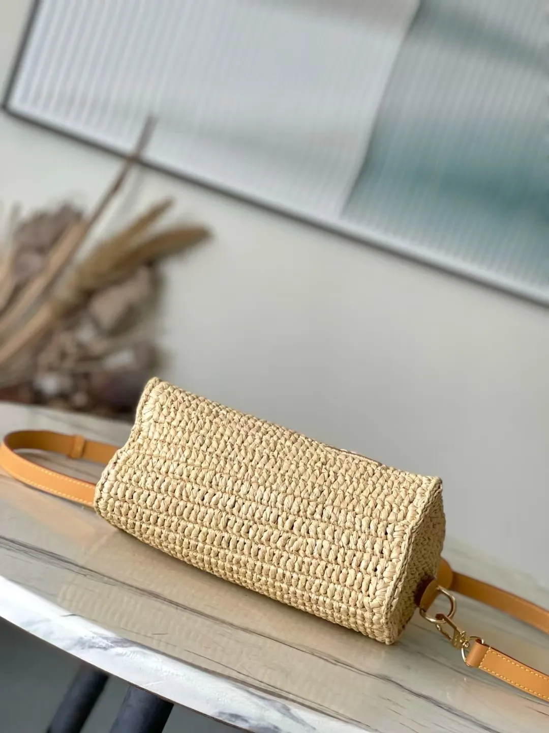 💰1460 Top original order M14456 No. This Speedy 25 Bandouliere handbag is made of raffia. It uses exquisite craftsmanship to give each finished product a unique style, and then uses distressed cow leather to add a retro charm. The LV lettering is embroidered in a corner of the front, and the top handle and detachable and adjustable shoulder strap allow for flexible carrying. Dimensions: 25 × 15 × 11 cm