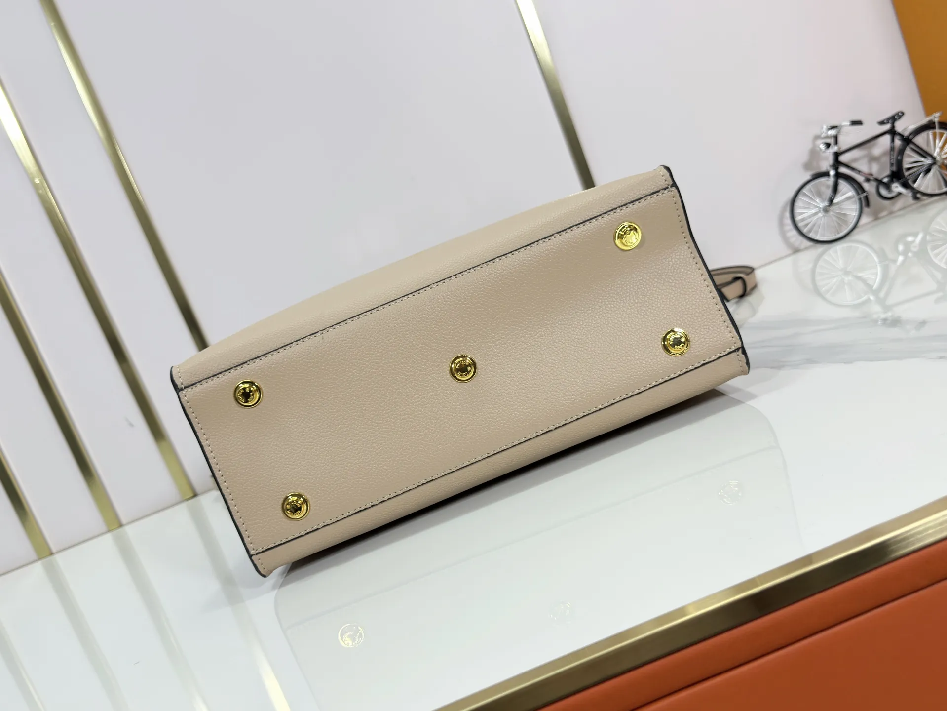 P340 upgraded original M53826 M53825 M53824 M53823On My Side handbag shows the elegant fusion of calfskin and classic Monogram canvas. Contrasting canvas shapes the large outer pocket, creating a trompe l'oeil effect as if two handbags merge into one. Plenty of space can easily accommodate office needs, and the adjustable shoulder strap allows for a cross-body style. Dimensions: 30.5 x 24.5 x 14 cm (Length x Height x Width) - Calfskin and Monogram coated canvas - Cowhide leather trim - Microfiber lining - 2 top handles for hand or elbow carry - Adjustable shoulder strap for shoulder or cross-body wear - Lock closure - 2 outer pockets with magnetic closure - Zip pocket - 1 patch pocket