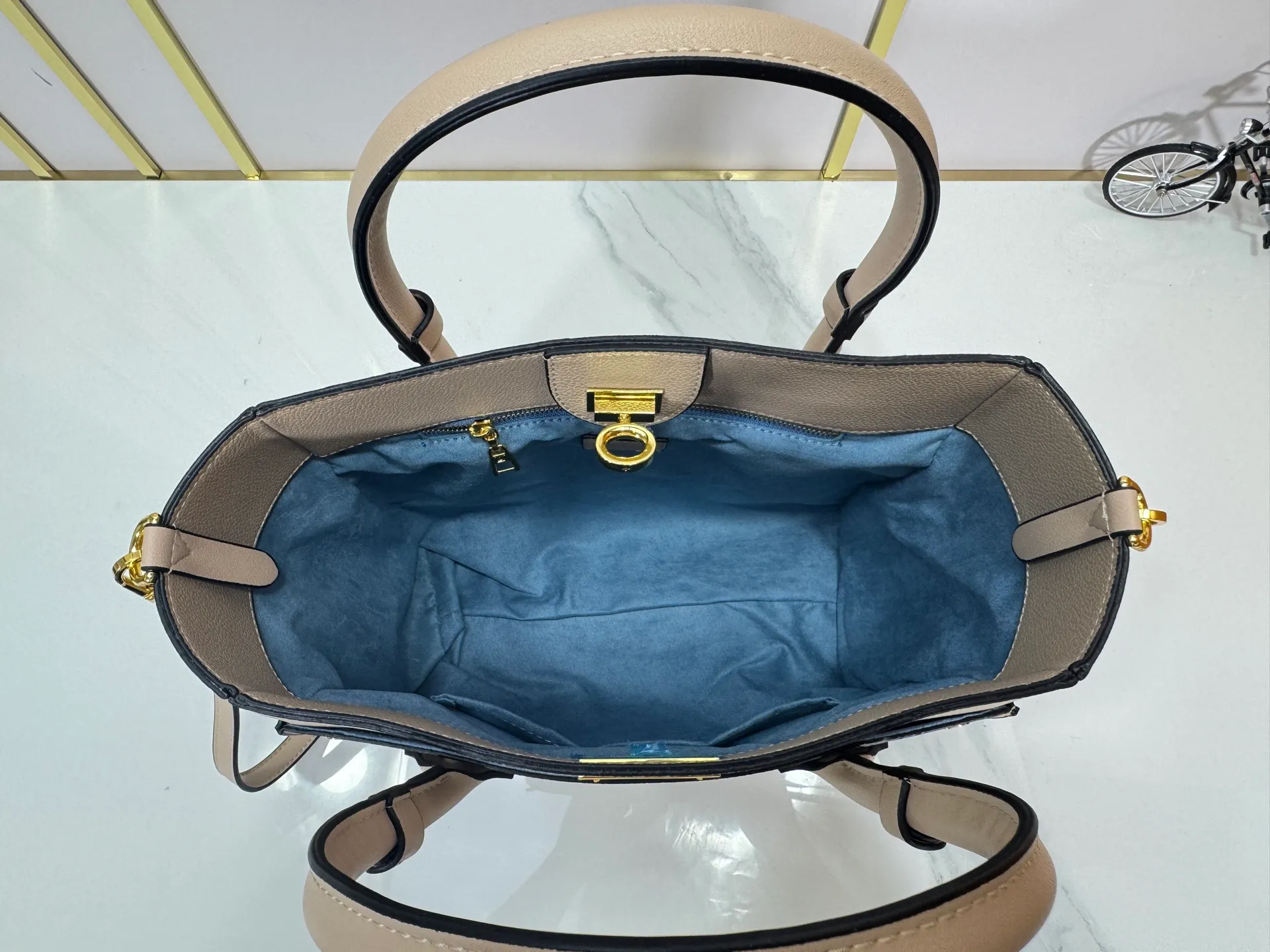 P340 upgraded original M53826 M53825 M53824 M53823On My Side handbag shows the elegant fusion of calfskin and classic Monogram canvas. Contrasting canvas shapes the large outer pocket, creating a trompe l'oeil effect as if two handbags merge into one. Plenty of space can easily accommodate office needs, and the adjustable shoulder strap allows for a cross-body style. Dimensions: 30.5 x 24.5 x 14 cm (Length x Height x Width) - Calfskin and Monogram coated canvas - Cowhide leather trim - Microfiber lining - 2 top handles for hand or elbow carry - Adjustable shoulder strap for shoulder or cross-body wear - Lock closure - 2 outer pockets with magnetic closure - Zip pocket - 1 patch pocket