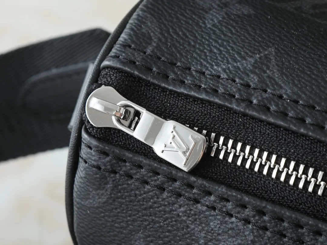 💰240💰Upgraded from the original M14078 M01942 M15076 M24434 M46271 M20900 M46249 This handbag condenses the classic silhouette of the Keepall travel bag. It is made of Monogram embossed Taurillon leather. The compact structure is suitable for storing small items such as mobile phones and wallets. With its clever use of leather handles and detachable shoulder strap, it's easy to carry with you in trendy style. Detailed features Dimensions: 25✘15✘11 cm