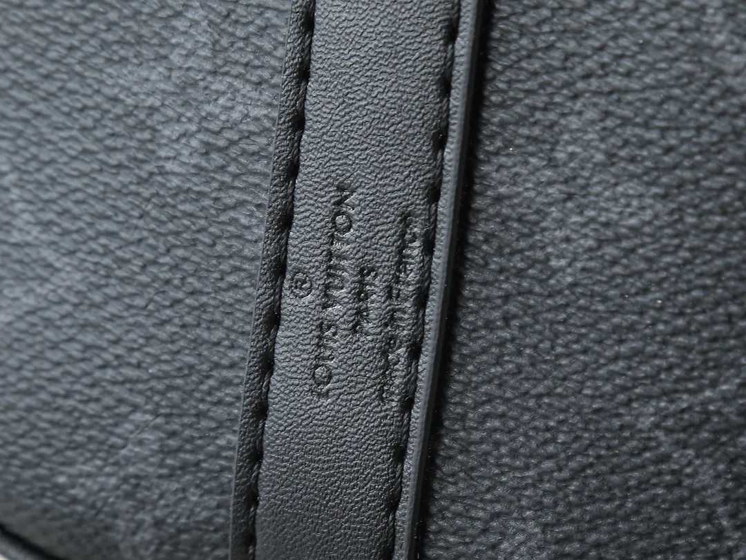💰240💰Upgraded from the original M14078 M01942 M15076 M24434 M46271 M20900 M46249 This handbag condenses the classic silhouette of the Keepall travel bag. It is made of Monogram embossed Taurillon leather. The compact structure is suitable for storing small items such as mobile phones and wallets. With its clever use of leather handles and detachable shoulder strap, it's easy to carry with you in trendy style. Detailed features Dimensions: 25✘15✘11 cm